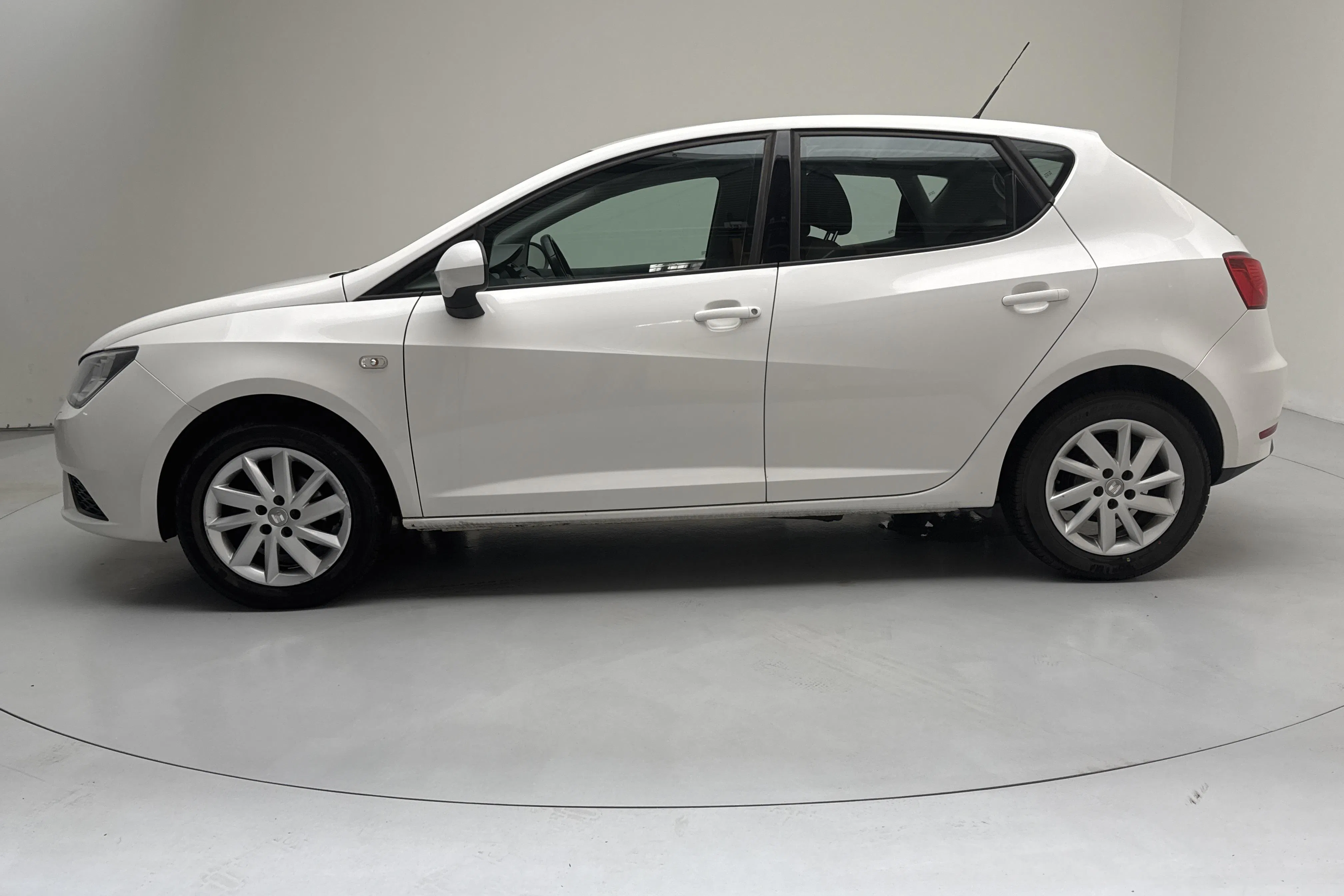 Presentation photo 2 of 12: Seat Ibiza 1.2 TSI 5dr (85hk) - 150 610 km - Manual - white - 2014