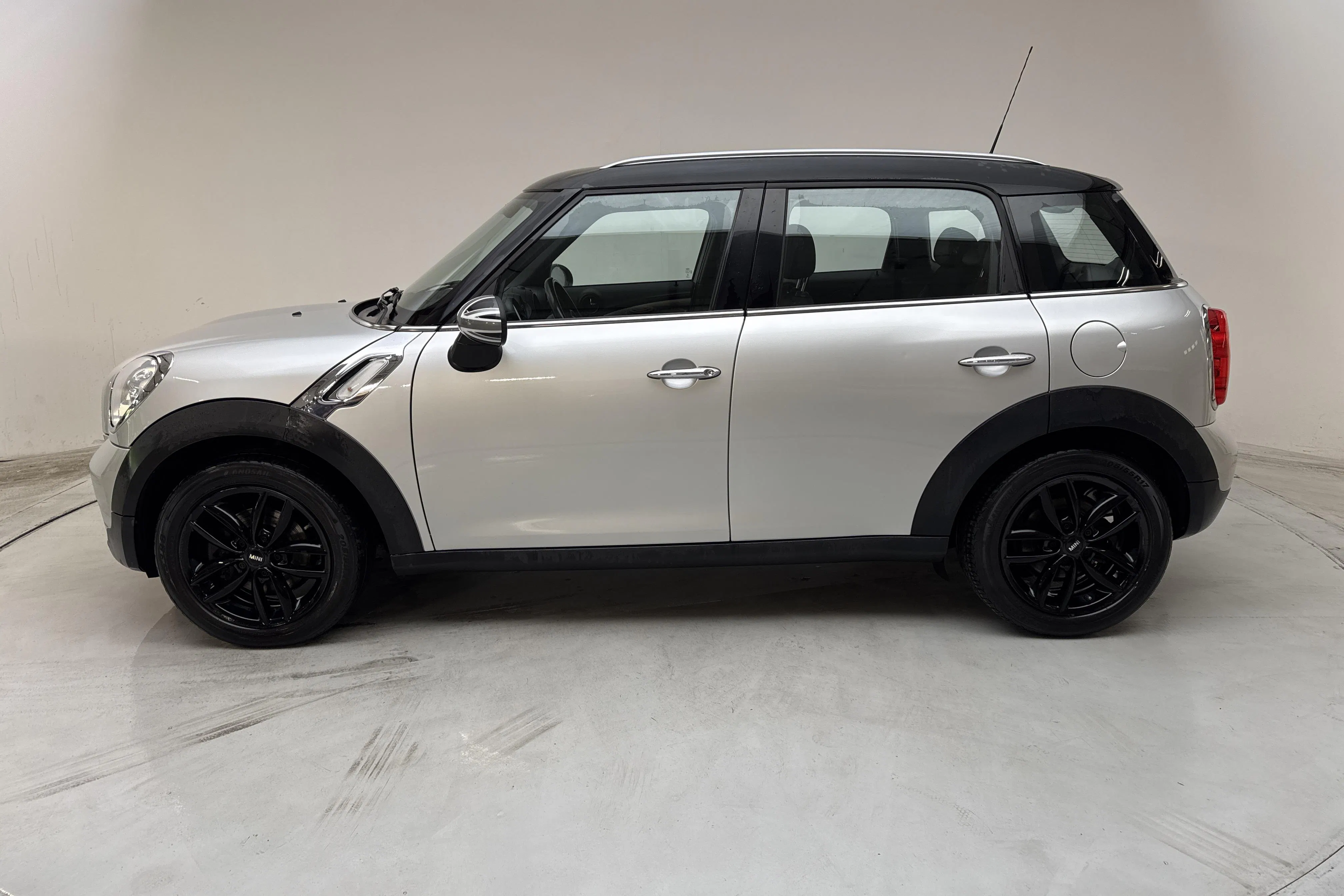 Presentation photo 2 of 13: MINI Cooper Countryman (122hk) - 142 920 km - Manual - silver - 2015