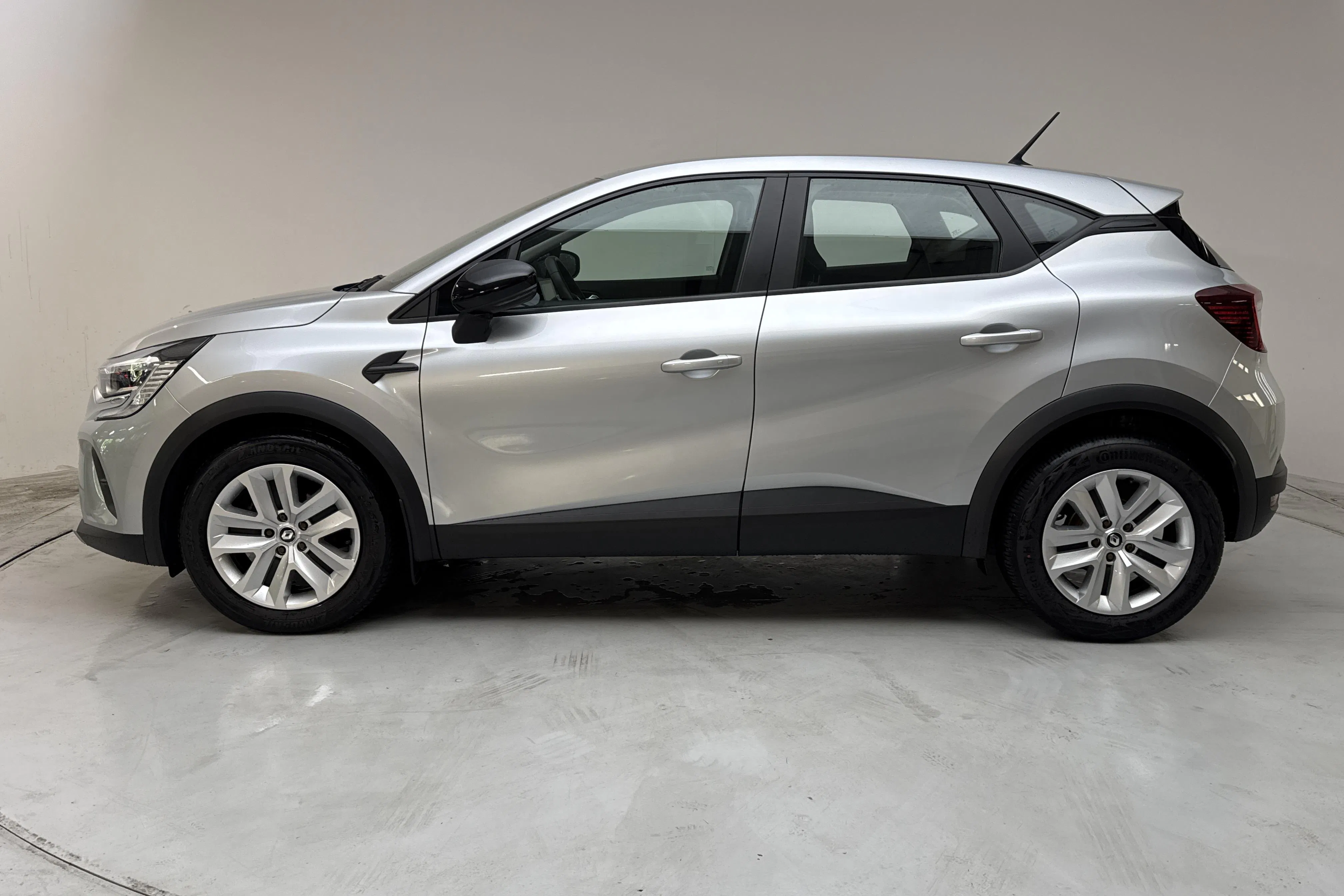 Presentationsfoto 2 av 11: Renault Captur 1.0 TCe (90hk) - 6 038 mil - Manuell - grå - 2021