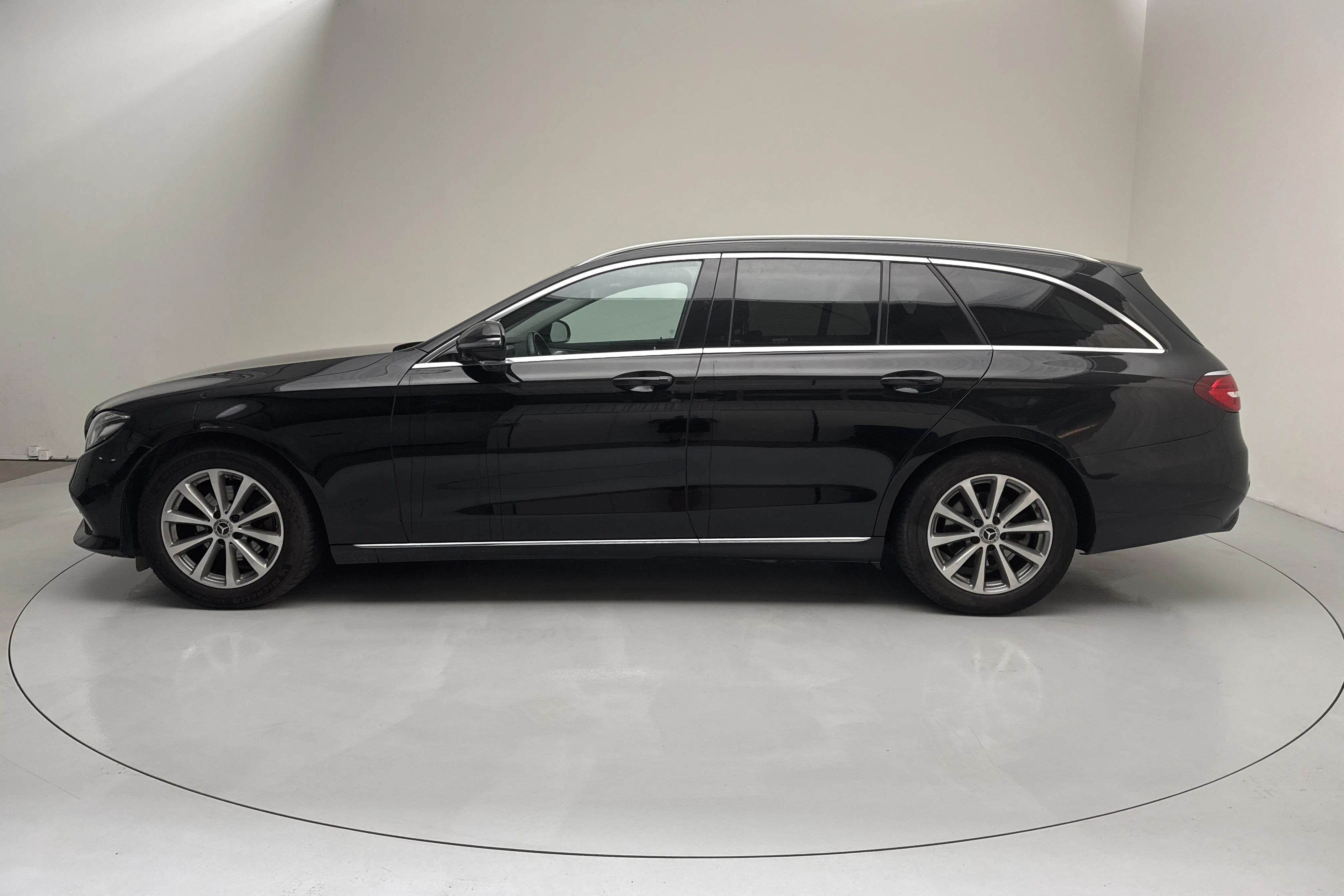 Presentation photo 2 of 16: Mercedes E 200 d Kombi S213 (150hk) - 245 770 km - Automatic - black - 2019