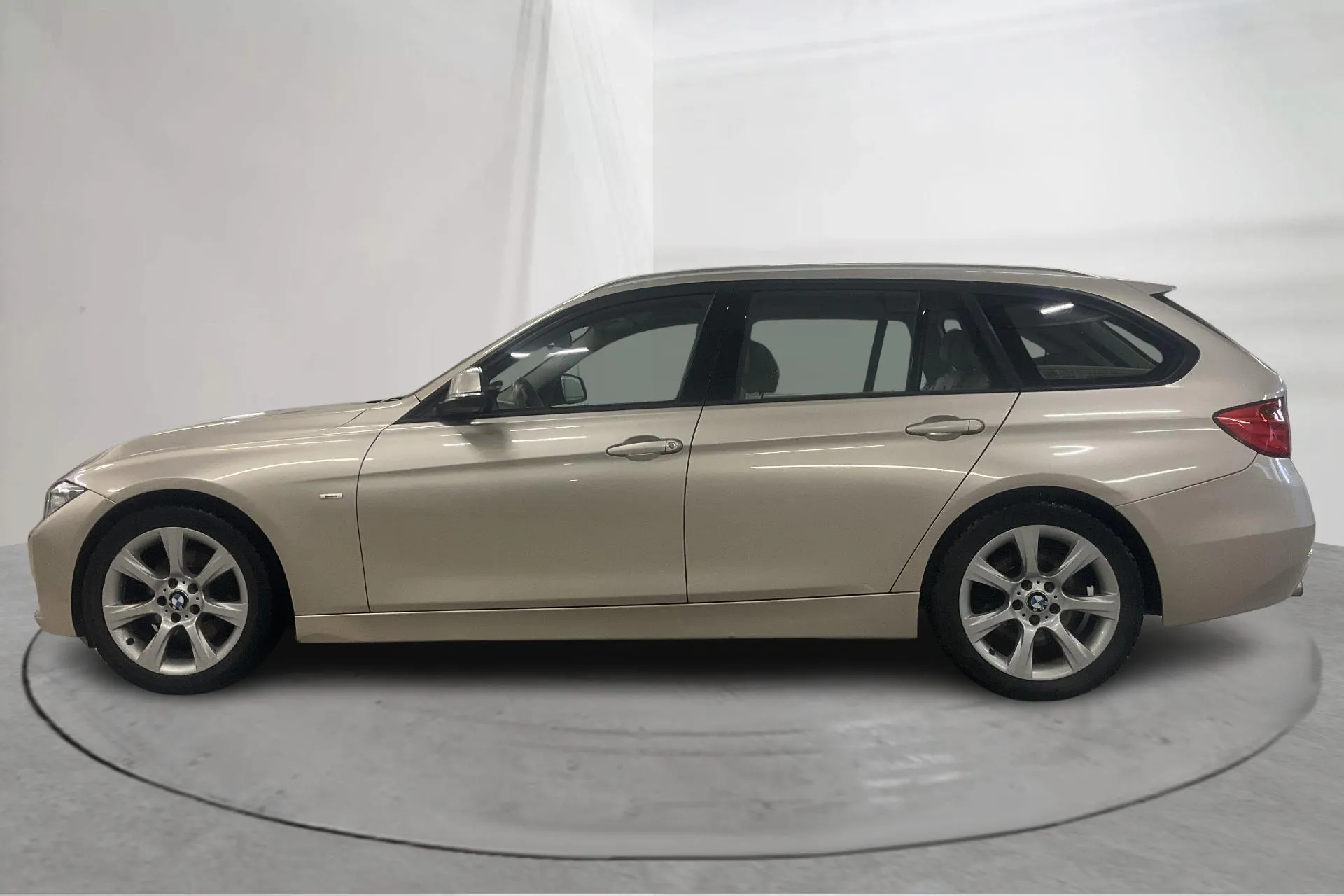 Presentation photo 2 of 16: BMW 330d xDrive Touring, F31 (258hk) - 226 950 km - Automatic - silver - 2013