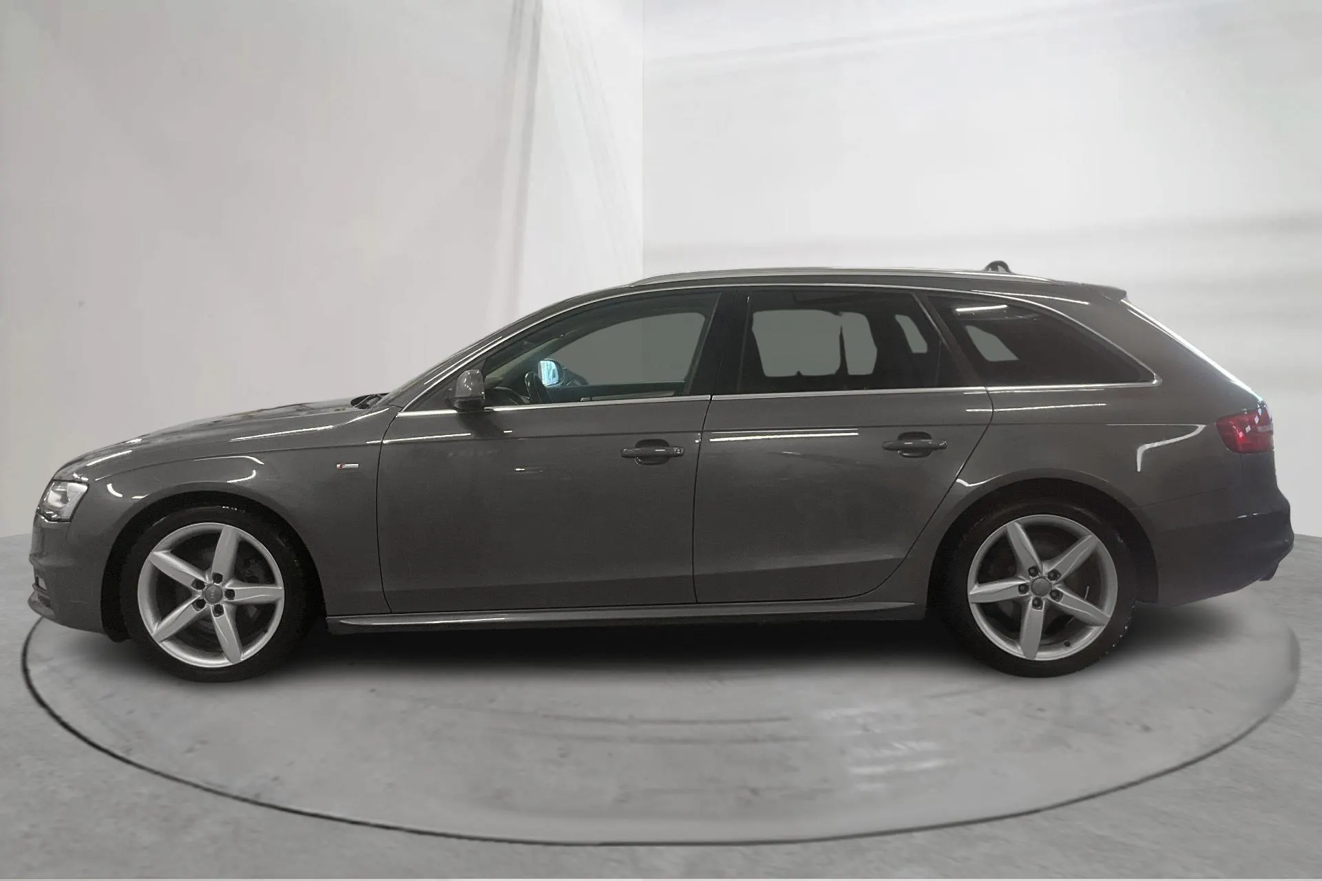 Presentationsfoto 2 av 16: Audi A4 2.0 TDI clean diesel Avant quattro (190hk) - 17 720 mil - Automat - grå - 2015