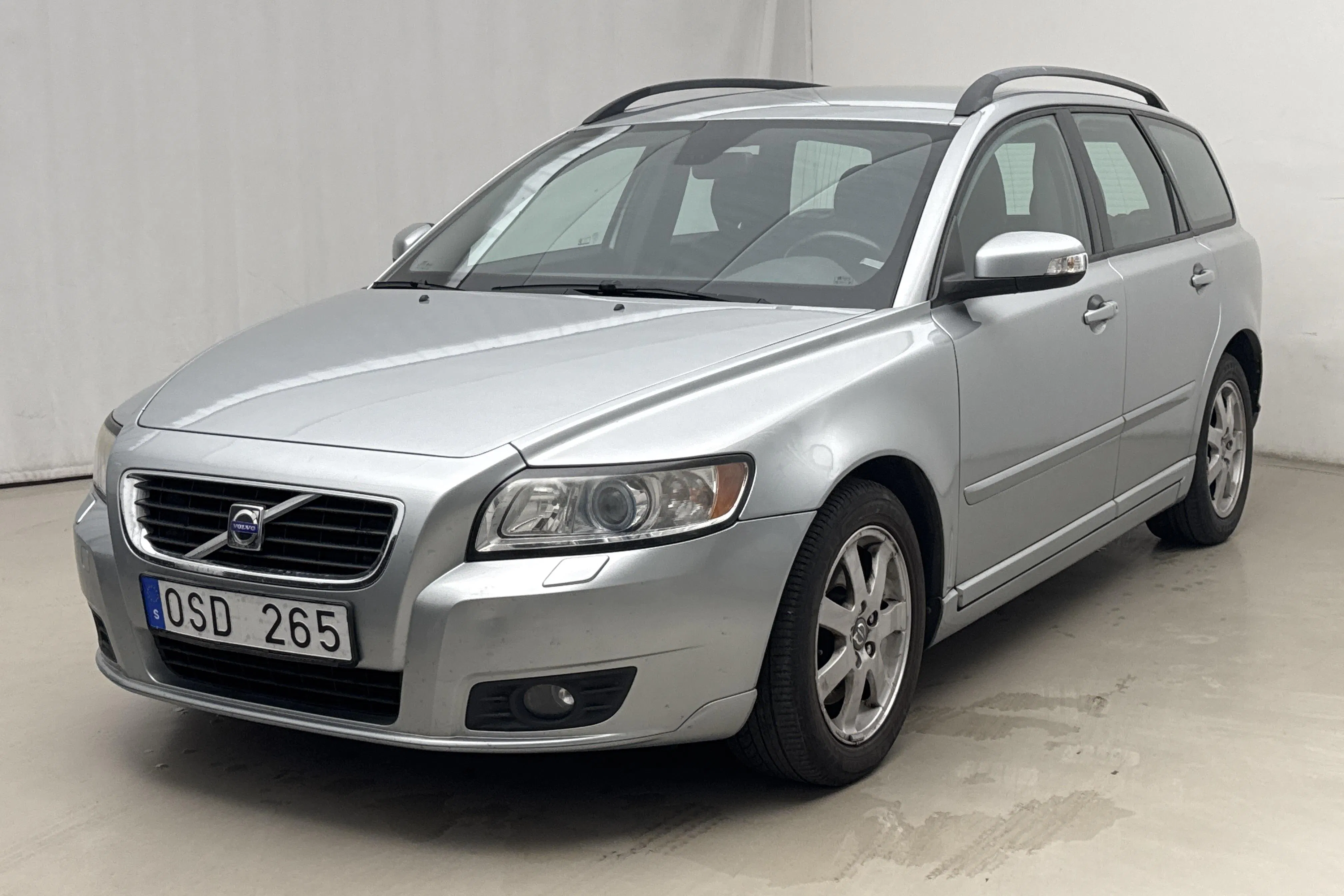 Presentation photo 1 of 14: Volvo V50 2.4 (140hk) - 100 700 km - Automatic - silver - 2008