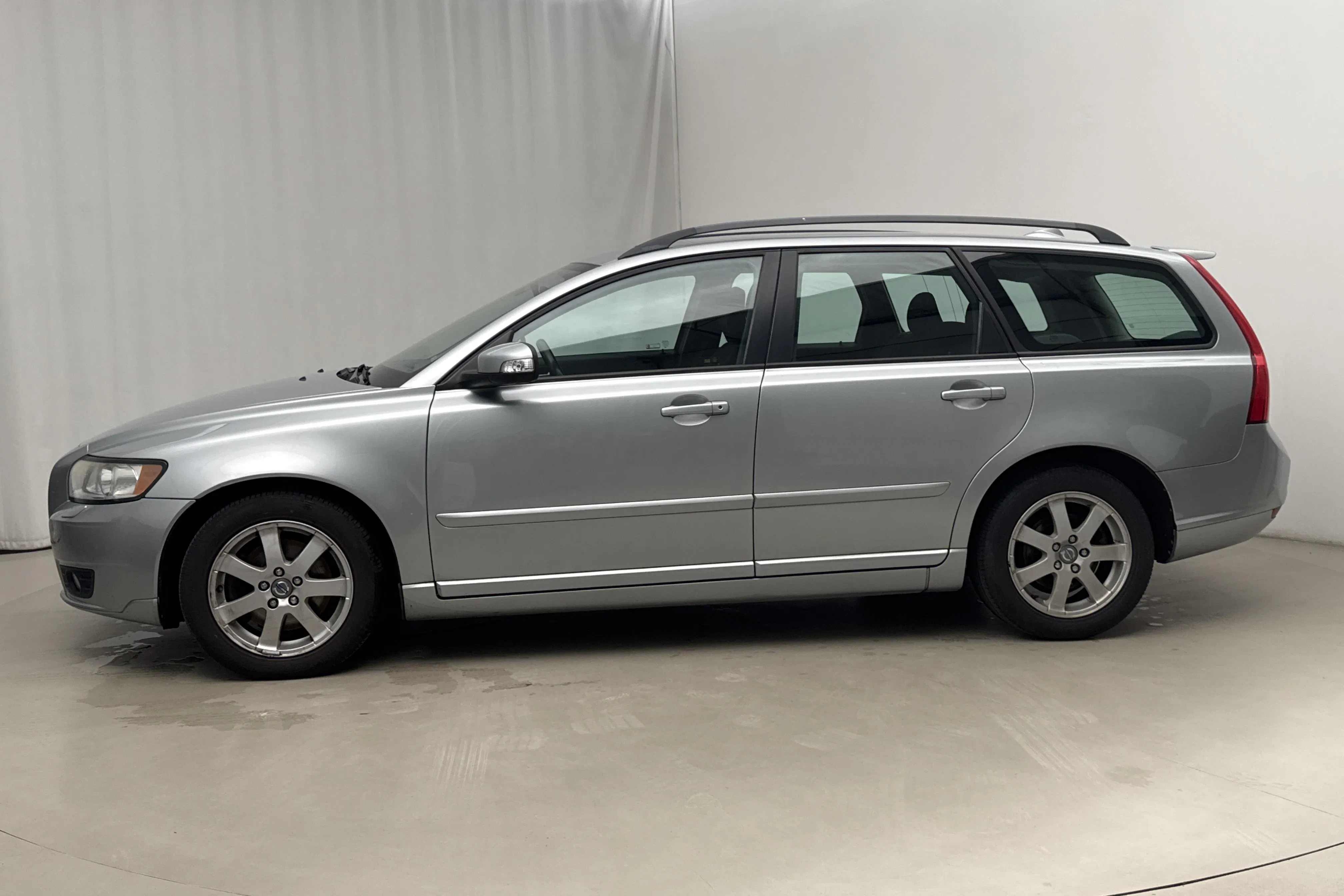 Presentation photo 2 of 14: Volvo V50 2.4 (140hk) - 100 700 km - Automatic - silver - 2008