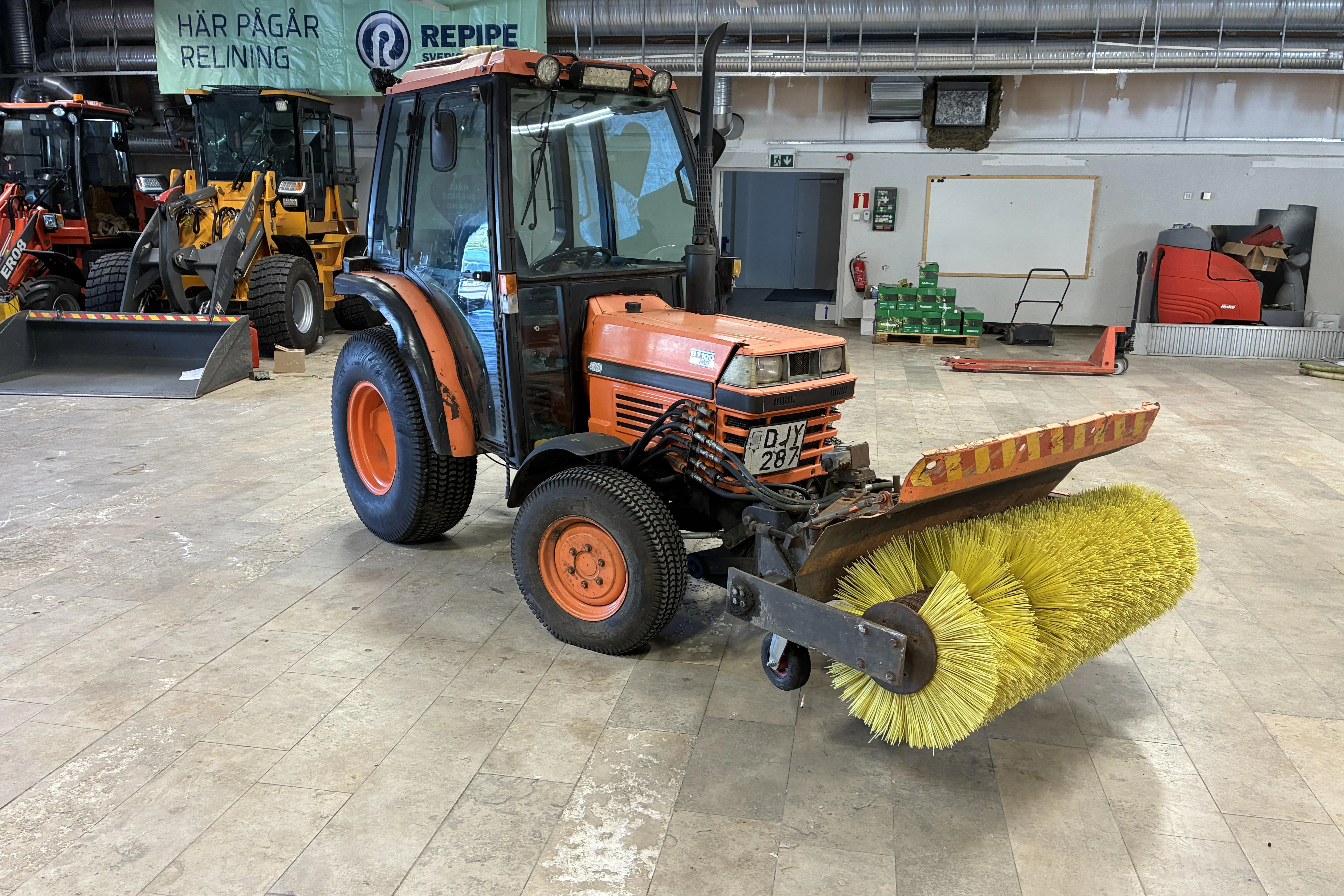 Presentationsfoto 2 av 40: KUBOTA L 2550 DT ink. plog, spridare, sopaggregat -  - Manuell - Ljusröd - 1988