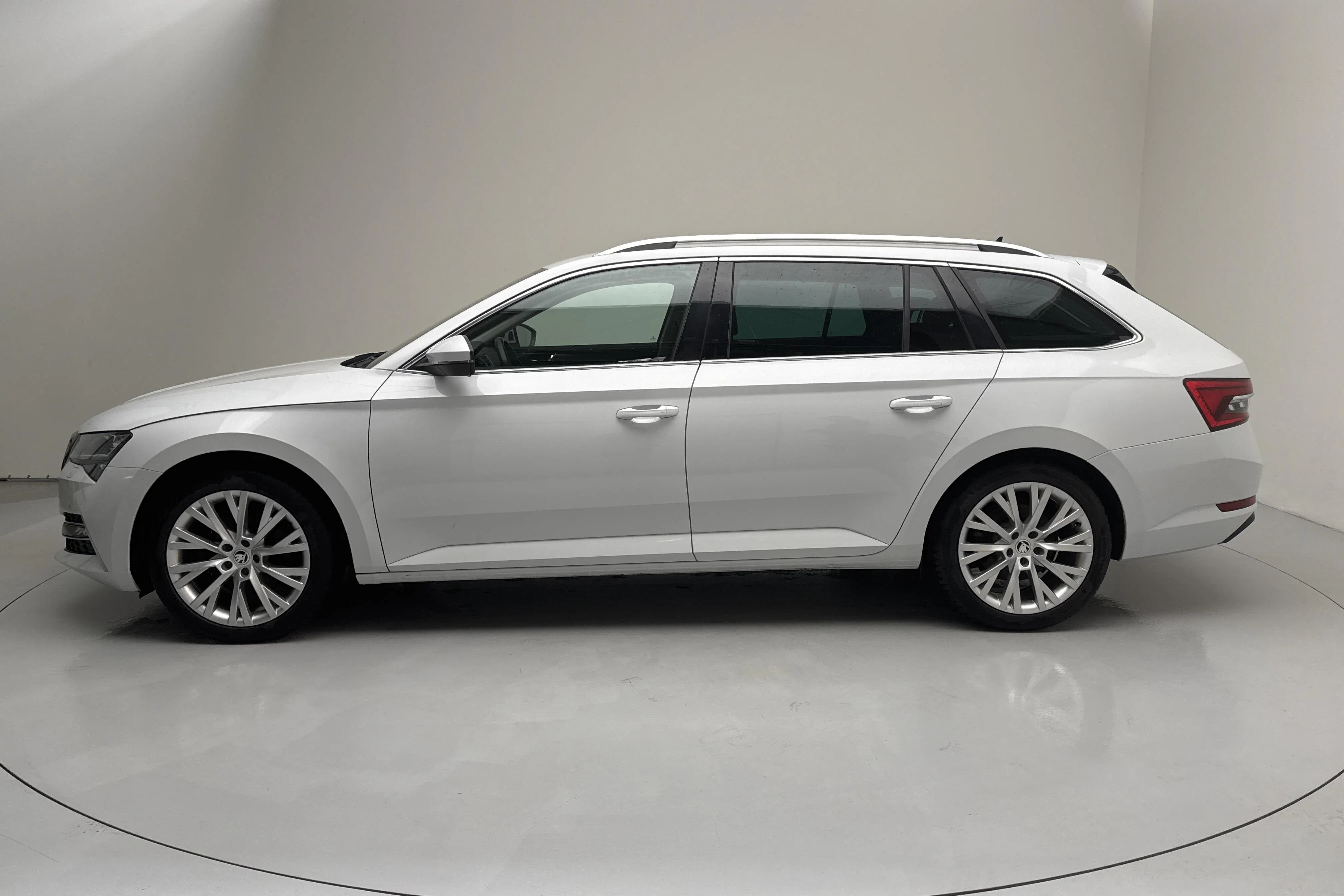 Presentationsfoto 2 av 17: Skoda Superb 1.4 TSI PHEV Kombi (218hk) - 8 194 mil - Automat - vit - 2023