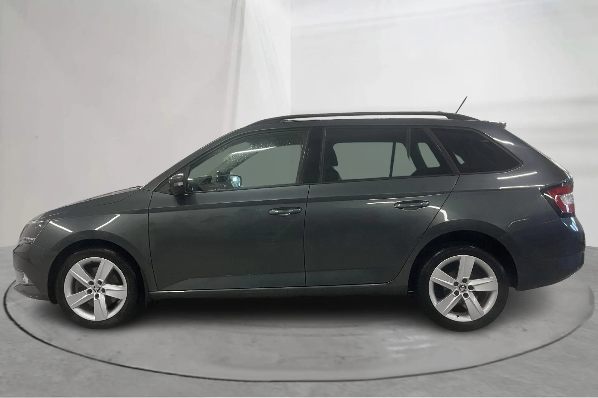 Presentationsfoto 2 av 22: Skoda Fabia 1.2 TSI Kombi (110hk) - 12 030 mil - Automat - grå - 2017