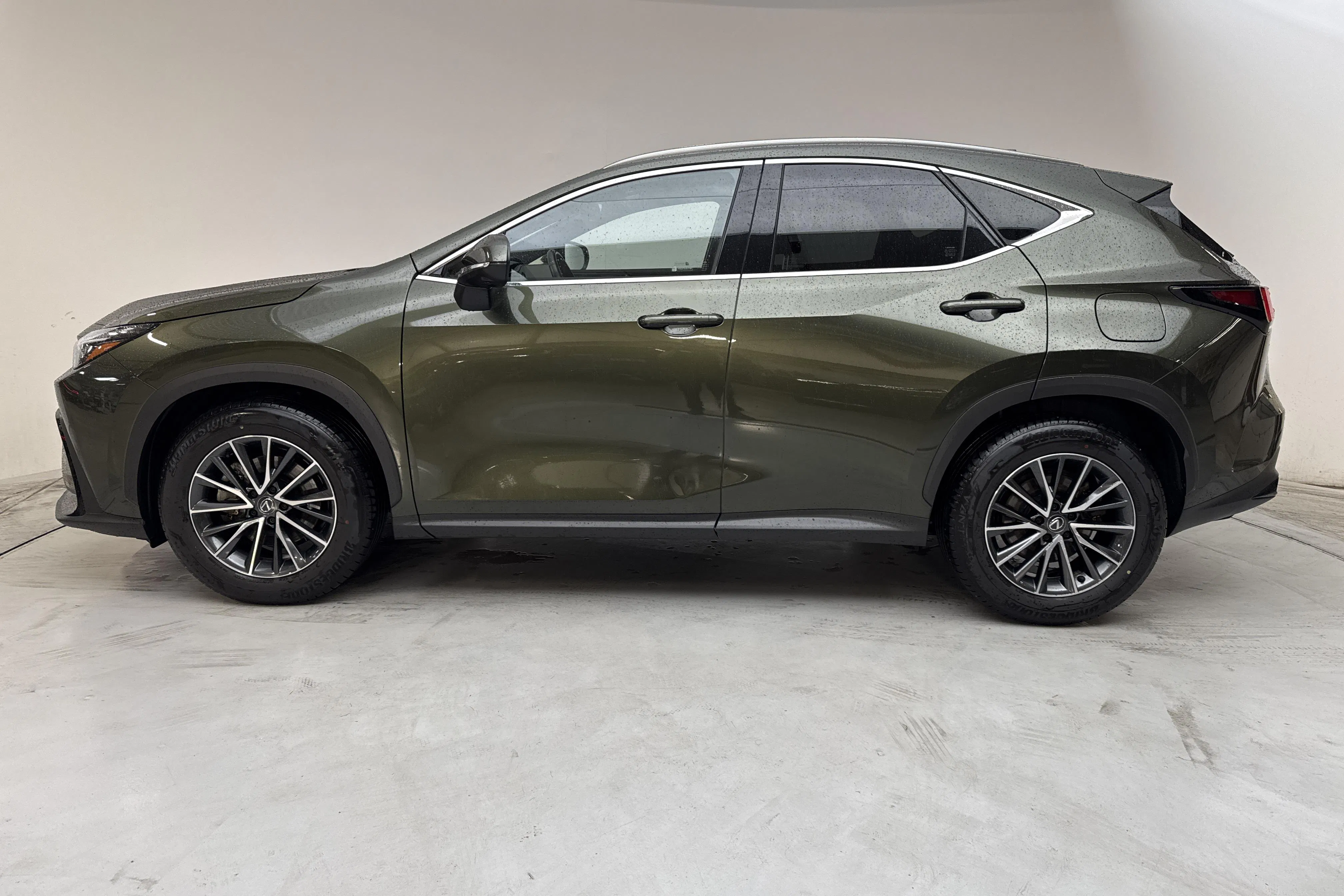 Presentationsfoto 2 av 14: Lexus NX 350h AWD (275hk) - 4 116 mil - Automat - grön - 2024