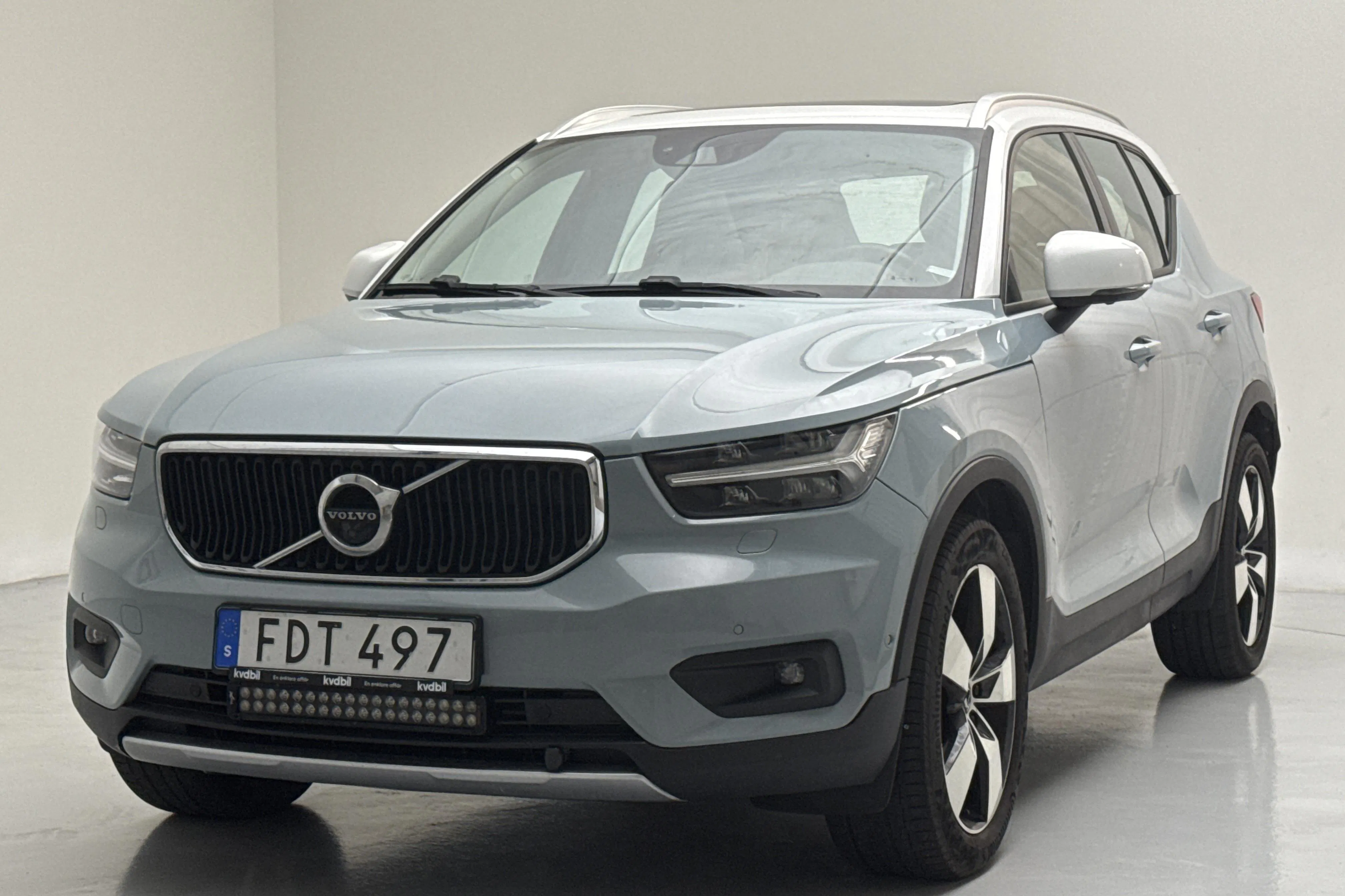Presentationsfoto 1 av 20: Volvo XC40 T5 AWD (247hk) - 7 789 mil - Automat - Ljusblå - 2018