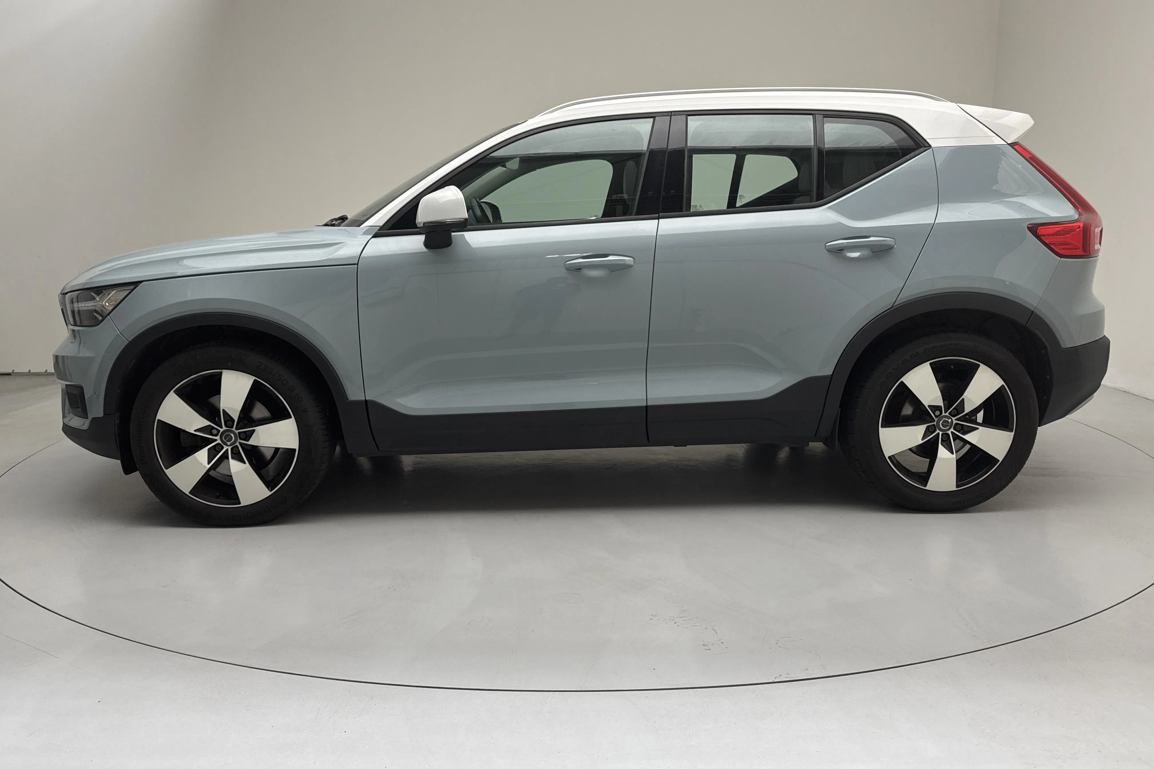 Presentationsfoto 2 av 20: Volvo XC40 T5 AWD (247hk) - 7 789 mil - Automat - Ljusblå - 2018
