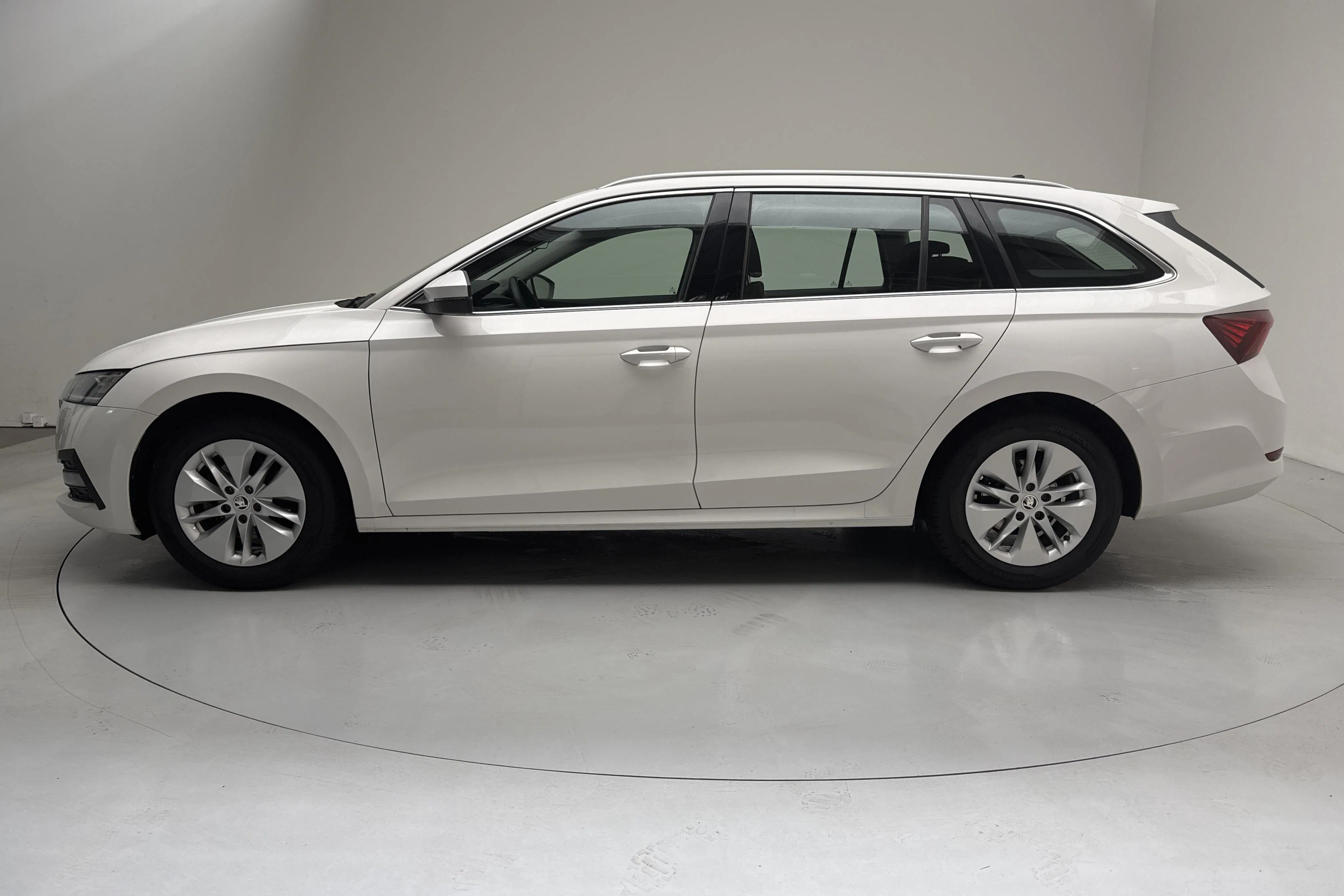 Presentationsfoto 2 av 15: Skoda Octavia G-TEC 1.5 TSI Combi (130hk) - 13 379 mil - Automat - vit - 2023