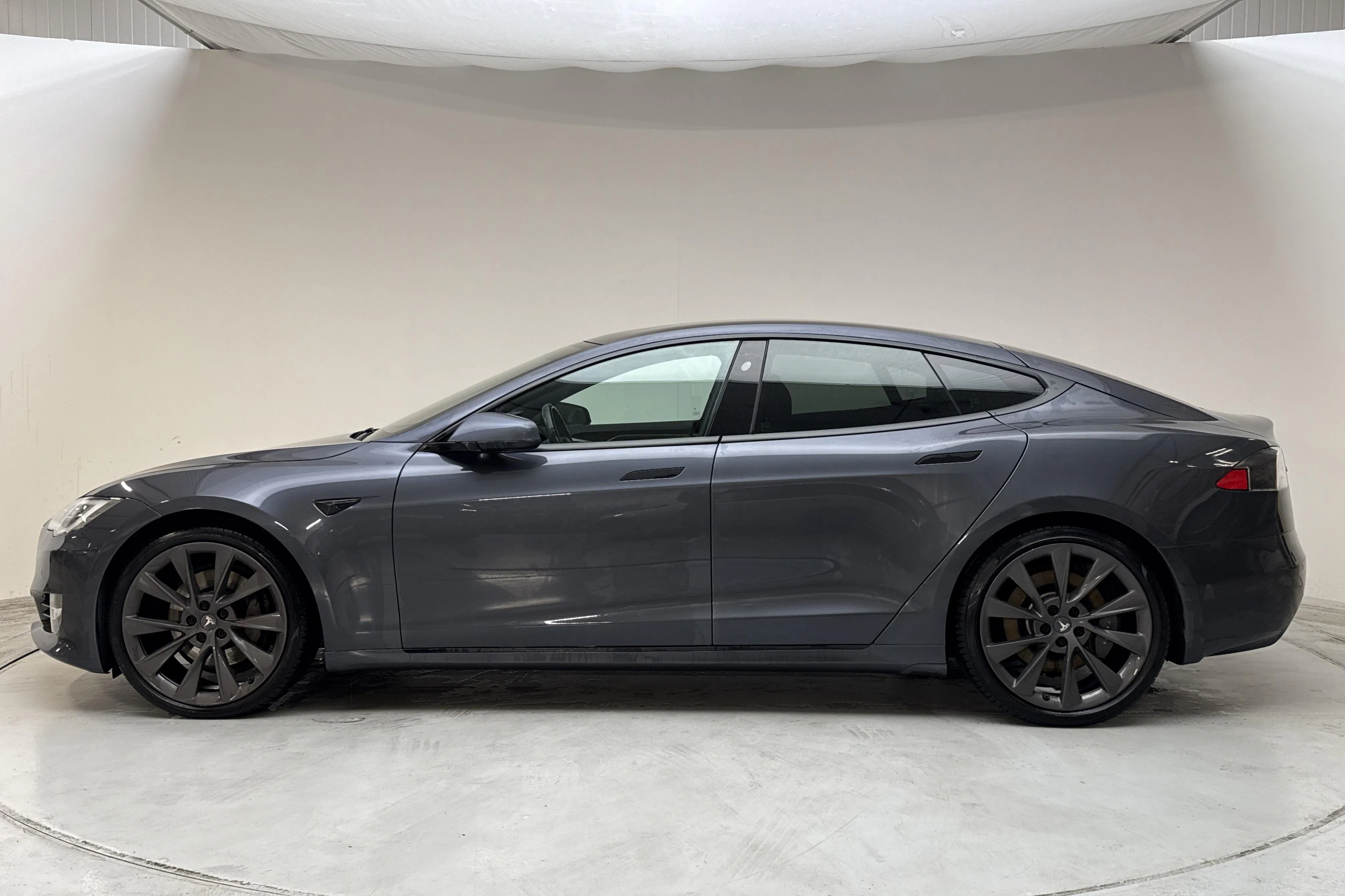 Presentationsfoto 2 av 17: Tesla Model S 100D - 16 164 mil - Automat - grå - 2018