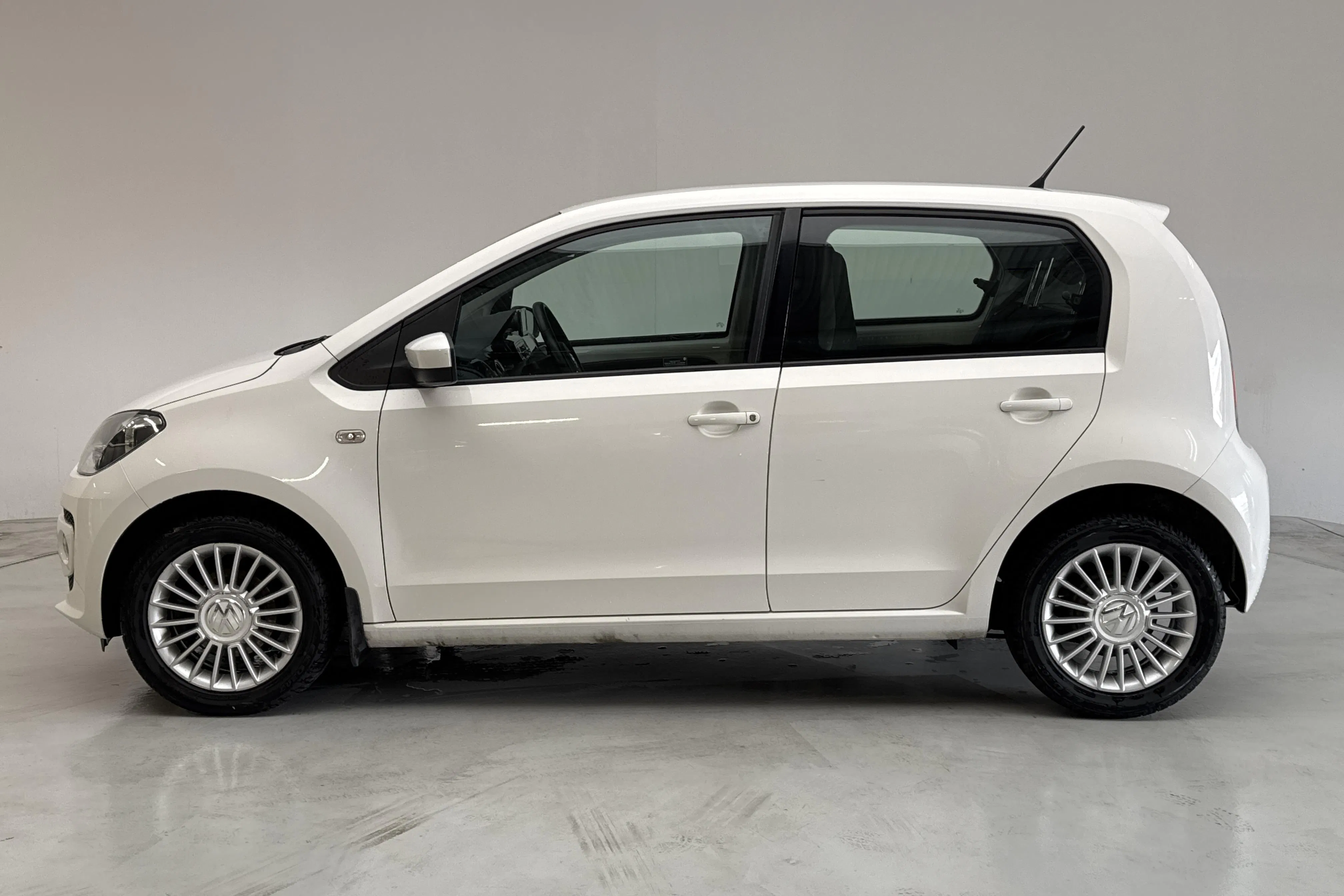 Presentation photo 2 of 13: VW up! 1.0 5dr (75hk) - 57 310 km - Manual - white - 2016