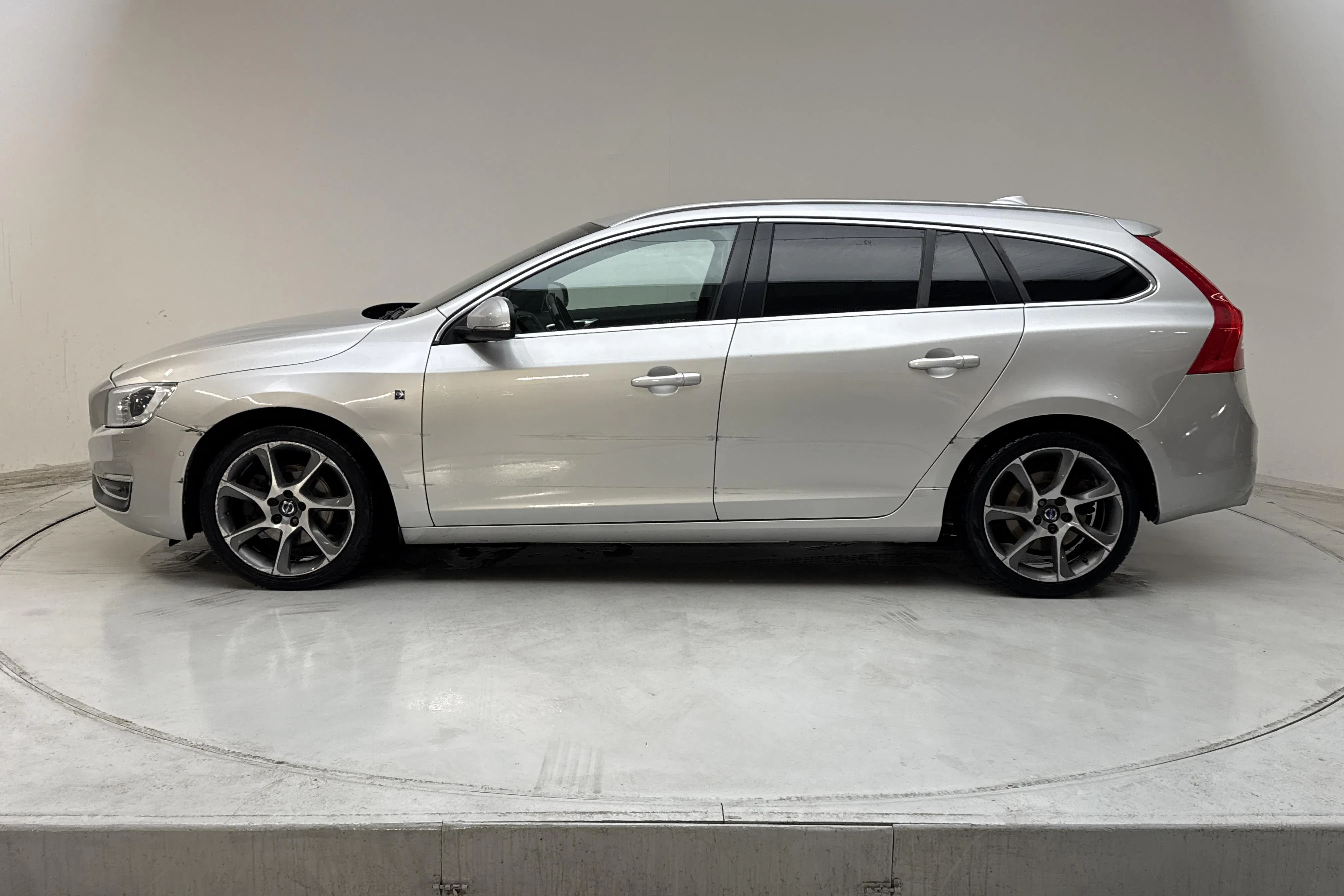 Presentation photo 2 of 19: Volvo V60 D4 (181hk) - 229 500 km - Automatic - silver - 2015