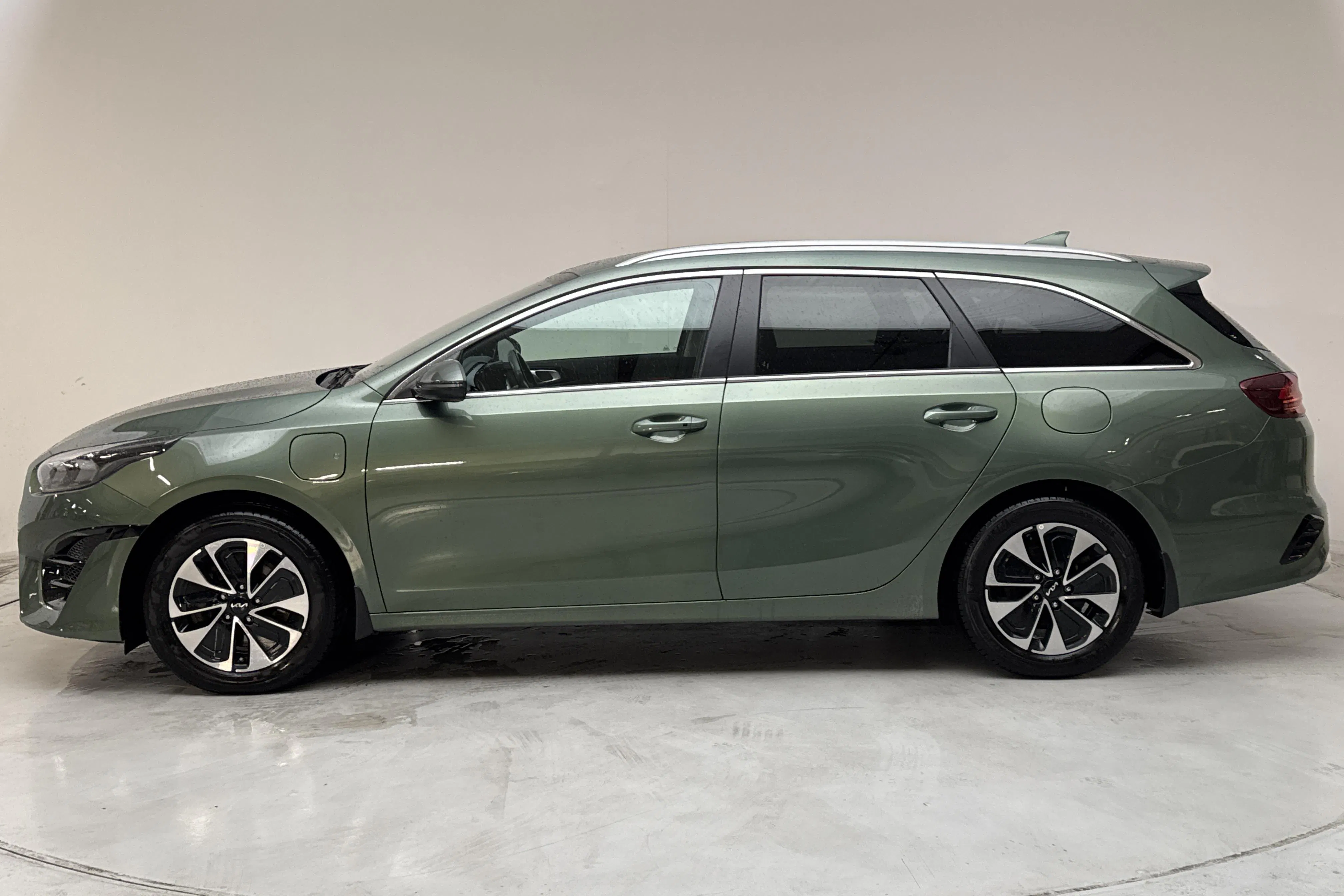Presentationsfoto 2 av 17: KIA Ceed 1.6 Plug-in Hybrid SW (141hk) - 5 111 mil - Automat - grön - 2023