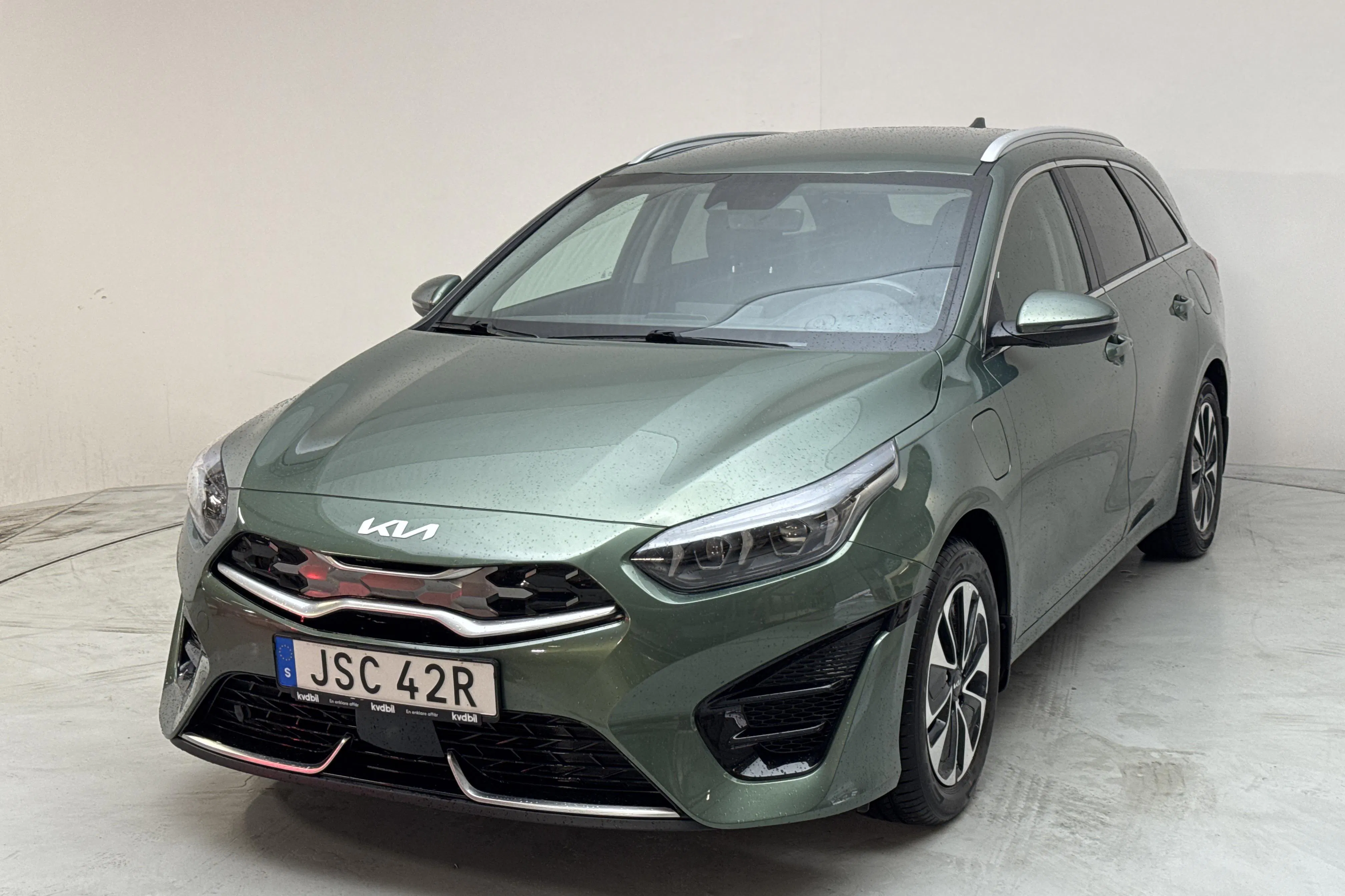 Presentationsfoto 1 av 17: KIA Ceed 1.6 Plug-in Hybrid SW (141hk) - 5 111 mil - Automat - grön - 2023