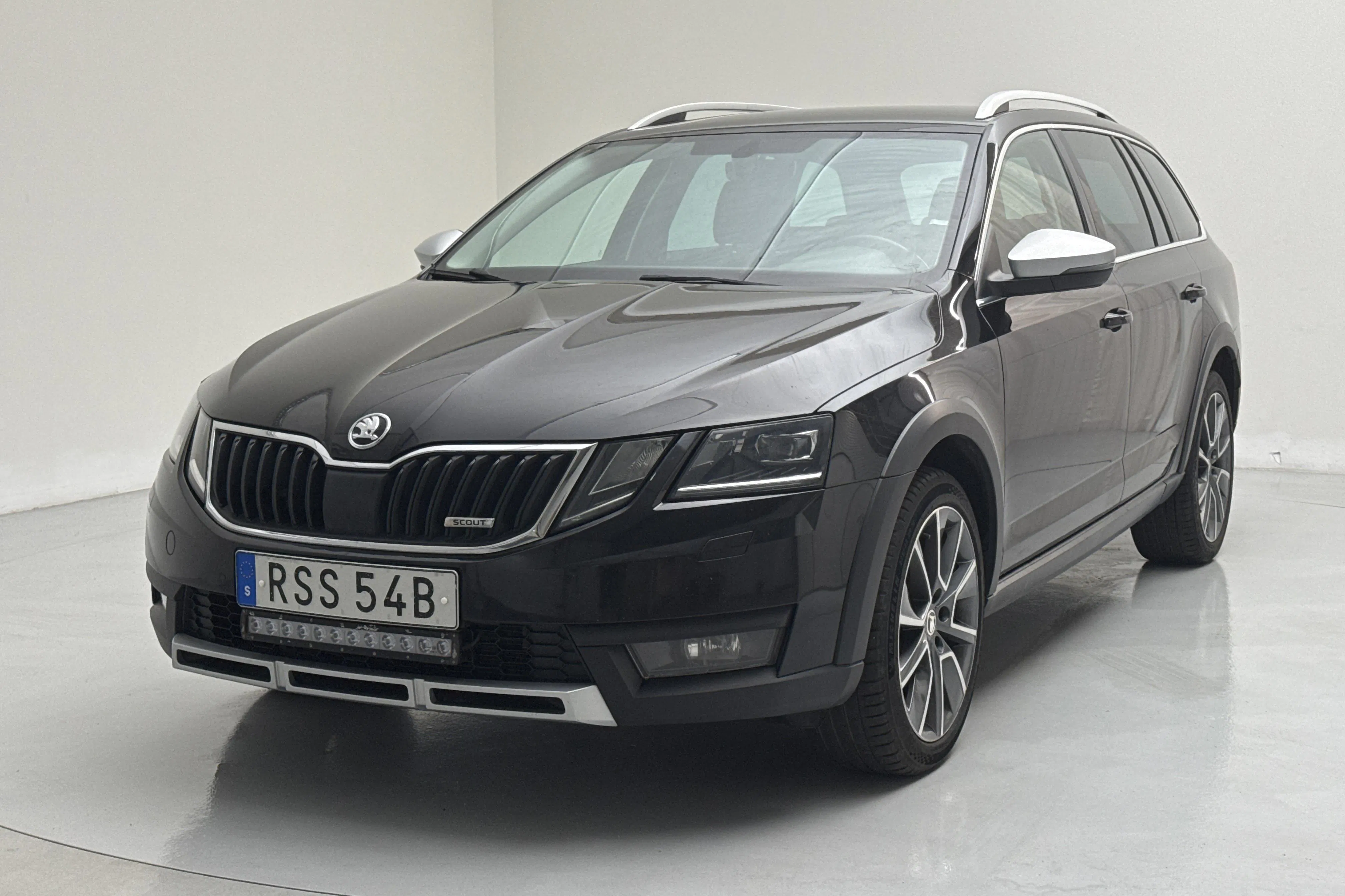 Presentationsfoto 1 av 16: Skoda Octavia III 2.0 TSI Combi 4x4 (190hk) - 26 876 mil - Automat - svart - 2019