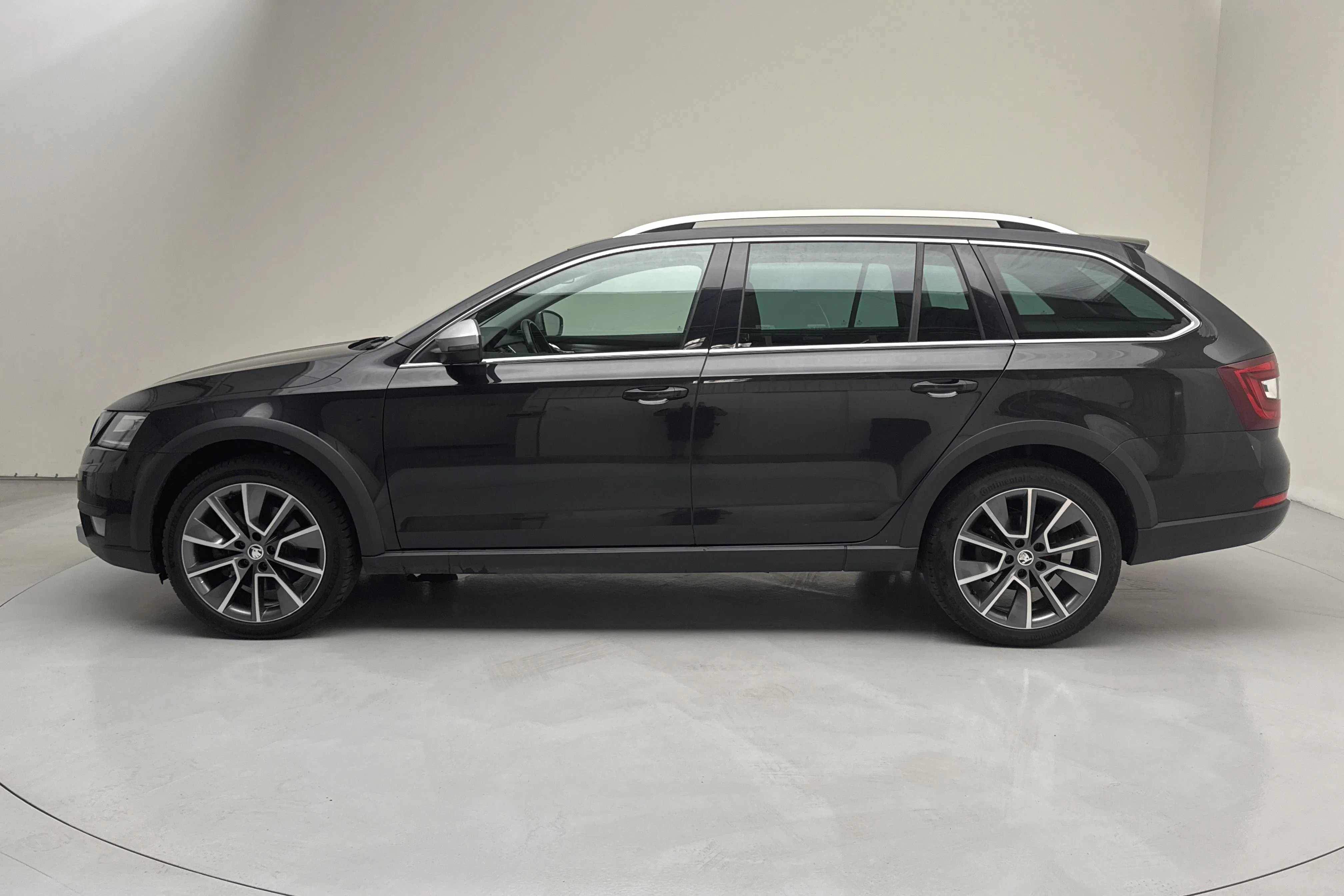 Presentationsfoto 2 av 16: Skoda Octavia III 2.0 TSI Combi 4x4 (190hk) - 26 876 mil - Automat - svart - 2019