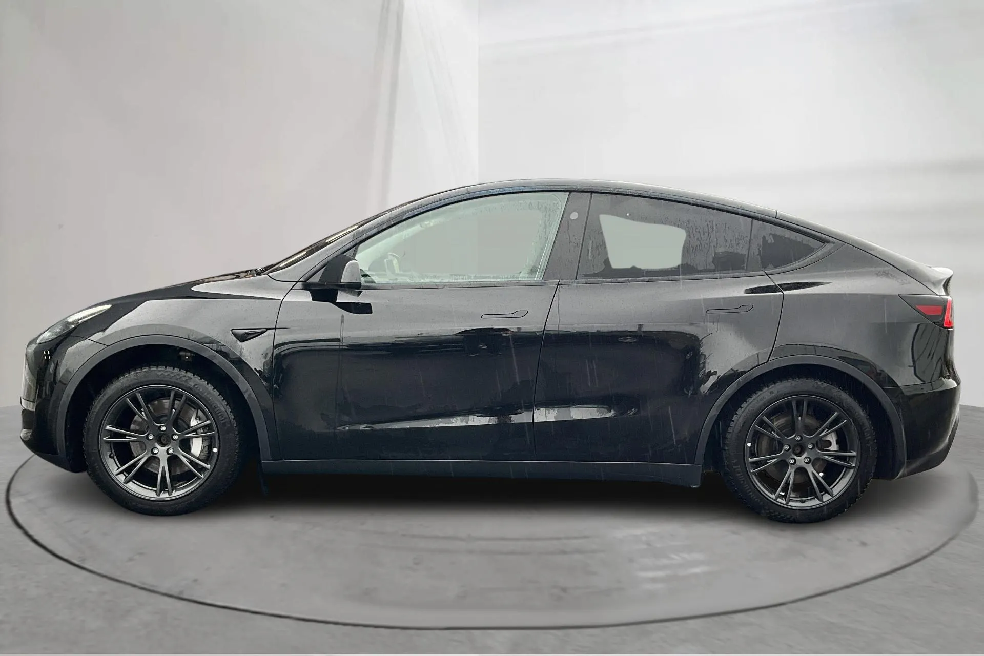 Presentation photo 2 of 22: Tesla Model Y Long Range Dual Motor AWD - 53 140 km - Automatic - black - 2025