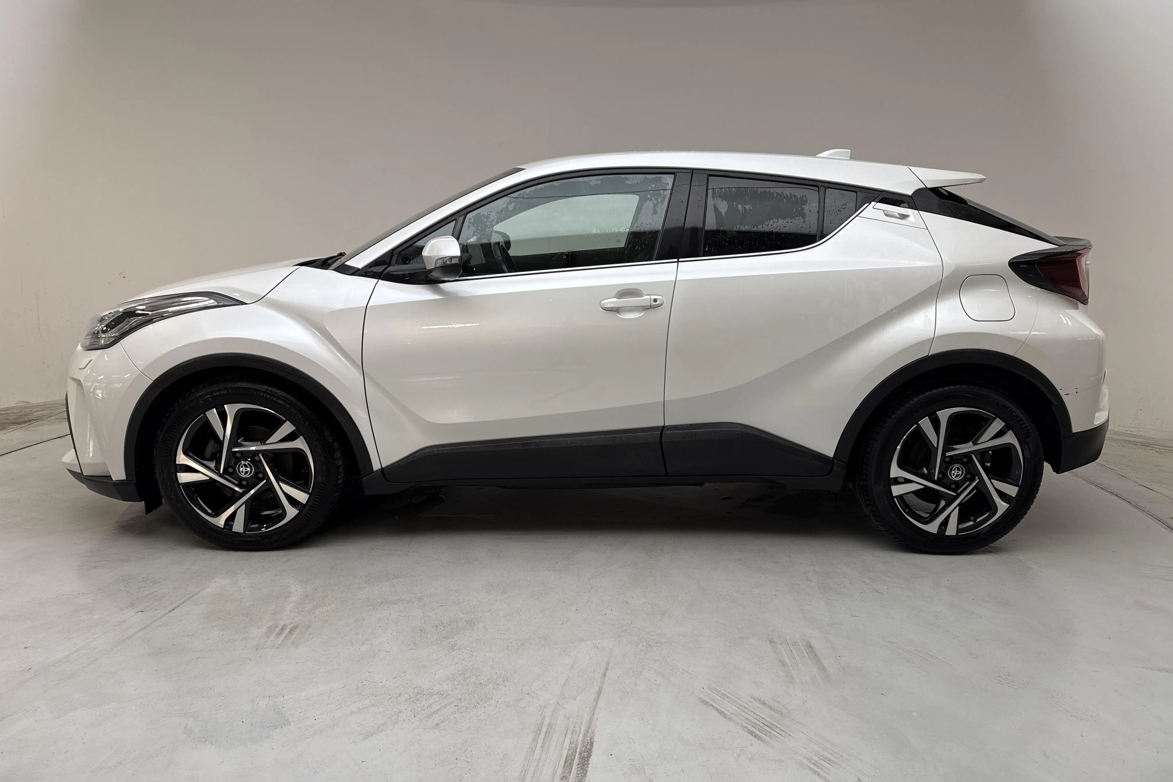 Presentation photo 2 of 14: Toyota C-HR 1.8 HSD (122hk) - 110 410 km - Automatic - white - 2022