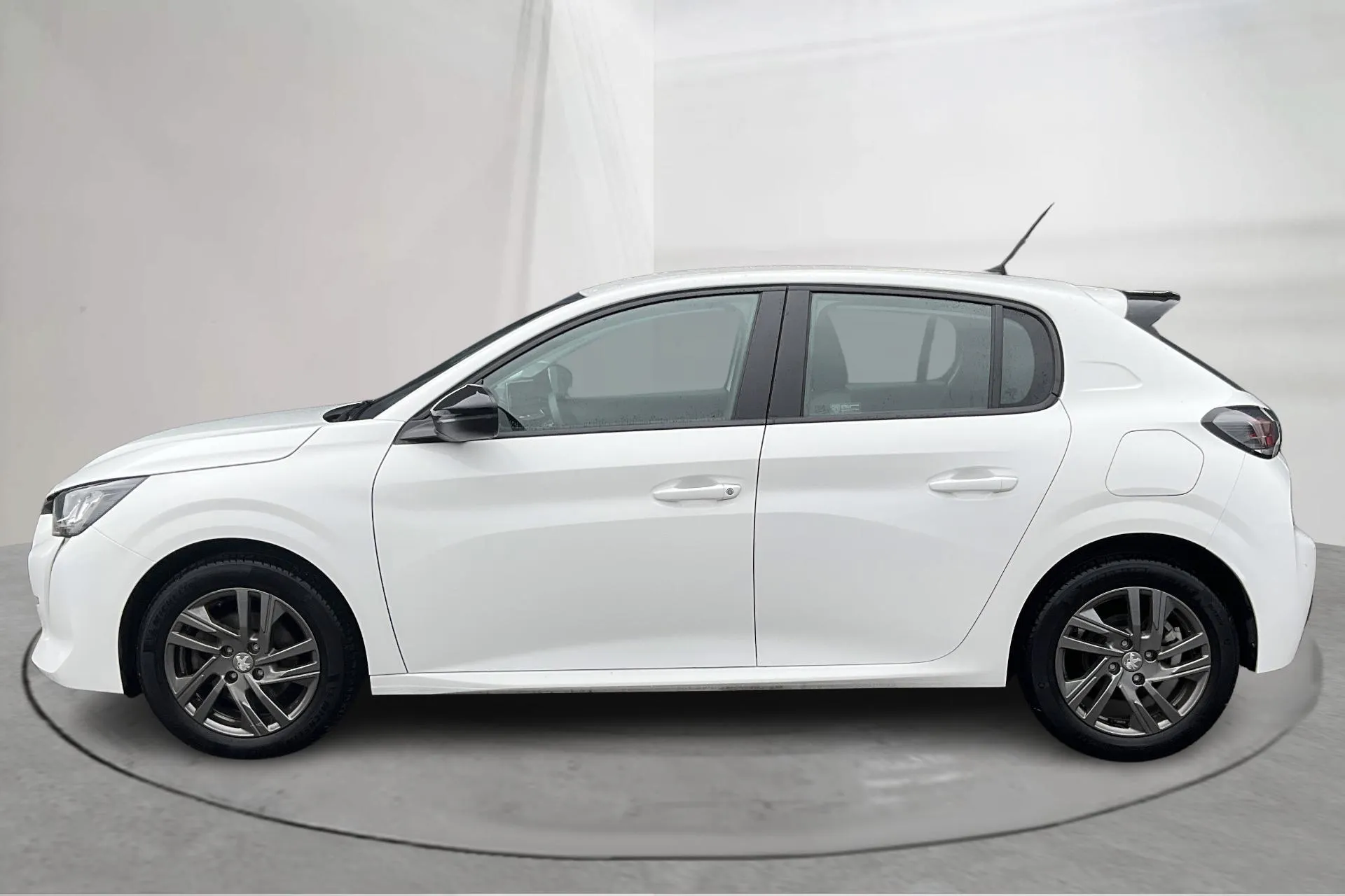 Presentation photo 2 of 13: Peugeot 208 1.2 PureTech 5dr (100hk) - 57 790 km - Automatic - white - 2022