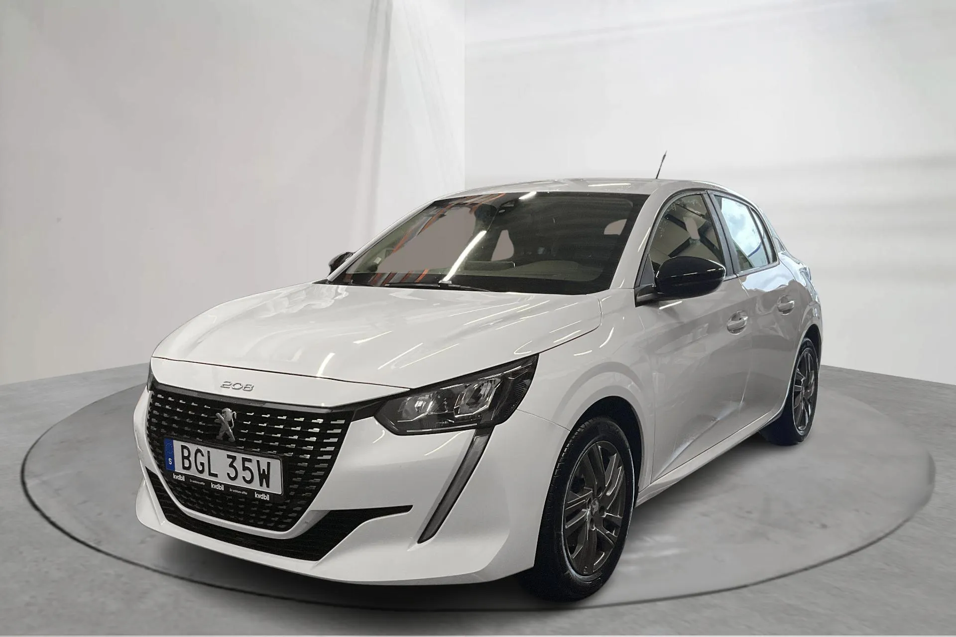 Presentation photo 1 of 13: Peugeot 208 1.2 PureTech 5dr (100hk) - 57 790 km - Automatic - white - 2022