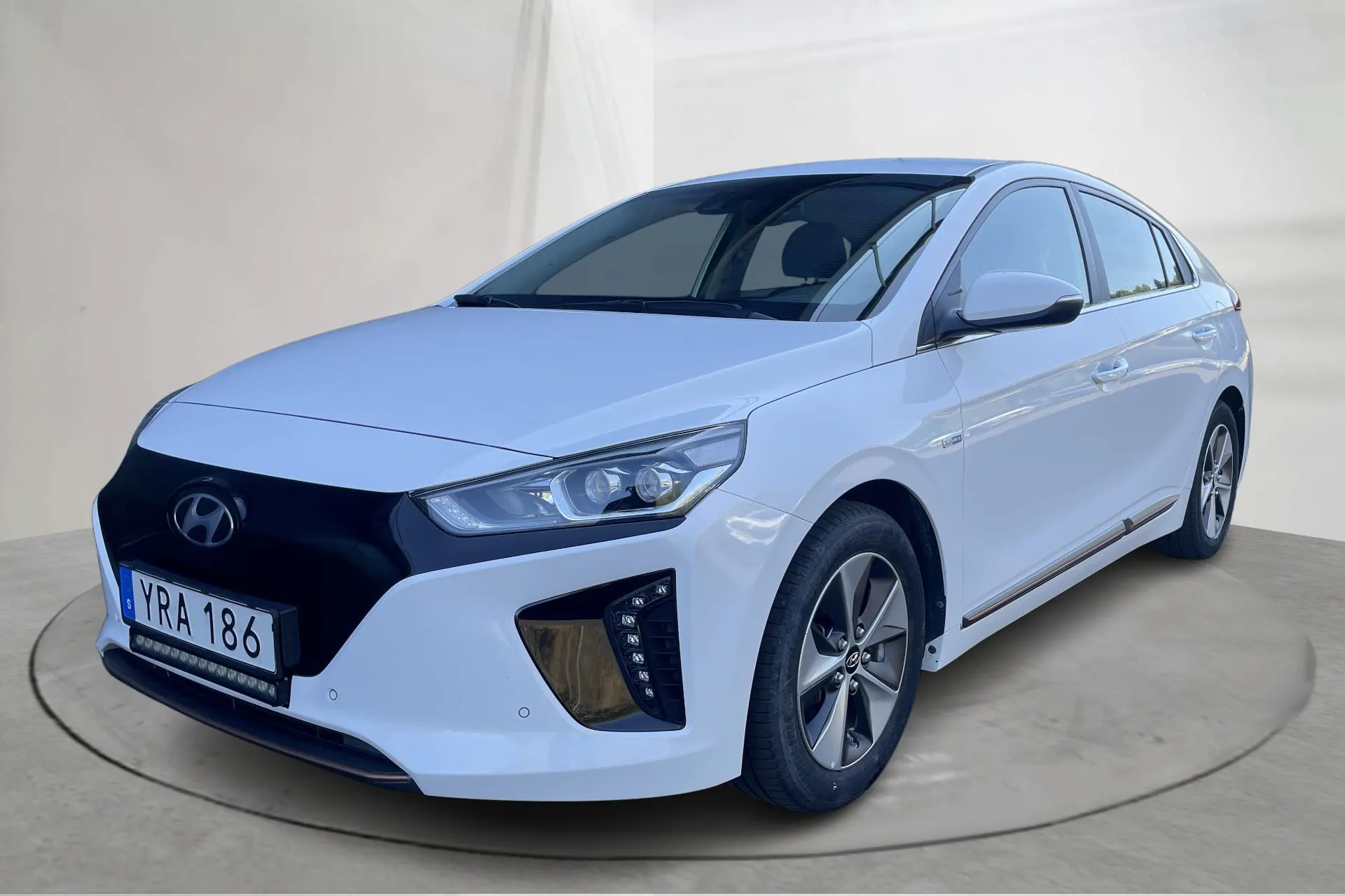 Presentation photo 1 of 17: Hyundai IONIQ Electric (120hk) - 18 160 km - Automatic - white - 2018
