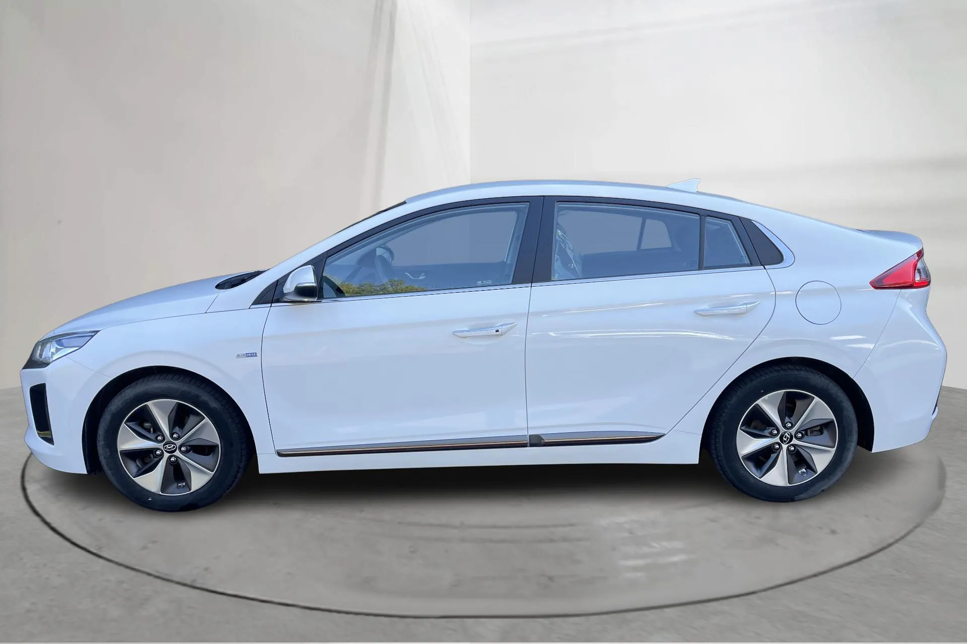 Presentation photo 2 of 17: Hyundai IONIQ Electric (120hk) - 18 160 km - Automatic - white - 2018