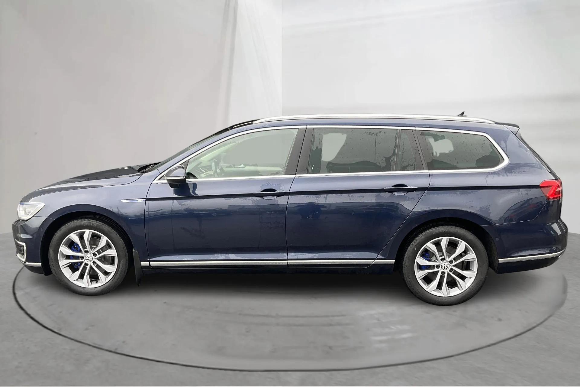 Presentation photo 2 of 19: VW Passat 1.4 Plug-in-Hybrid Sportscombi (218hk) - 219 840 km - Automatic - dark blue - 2017
