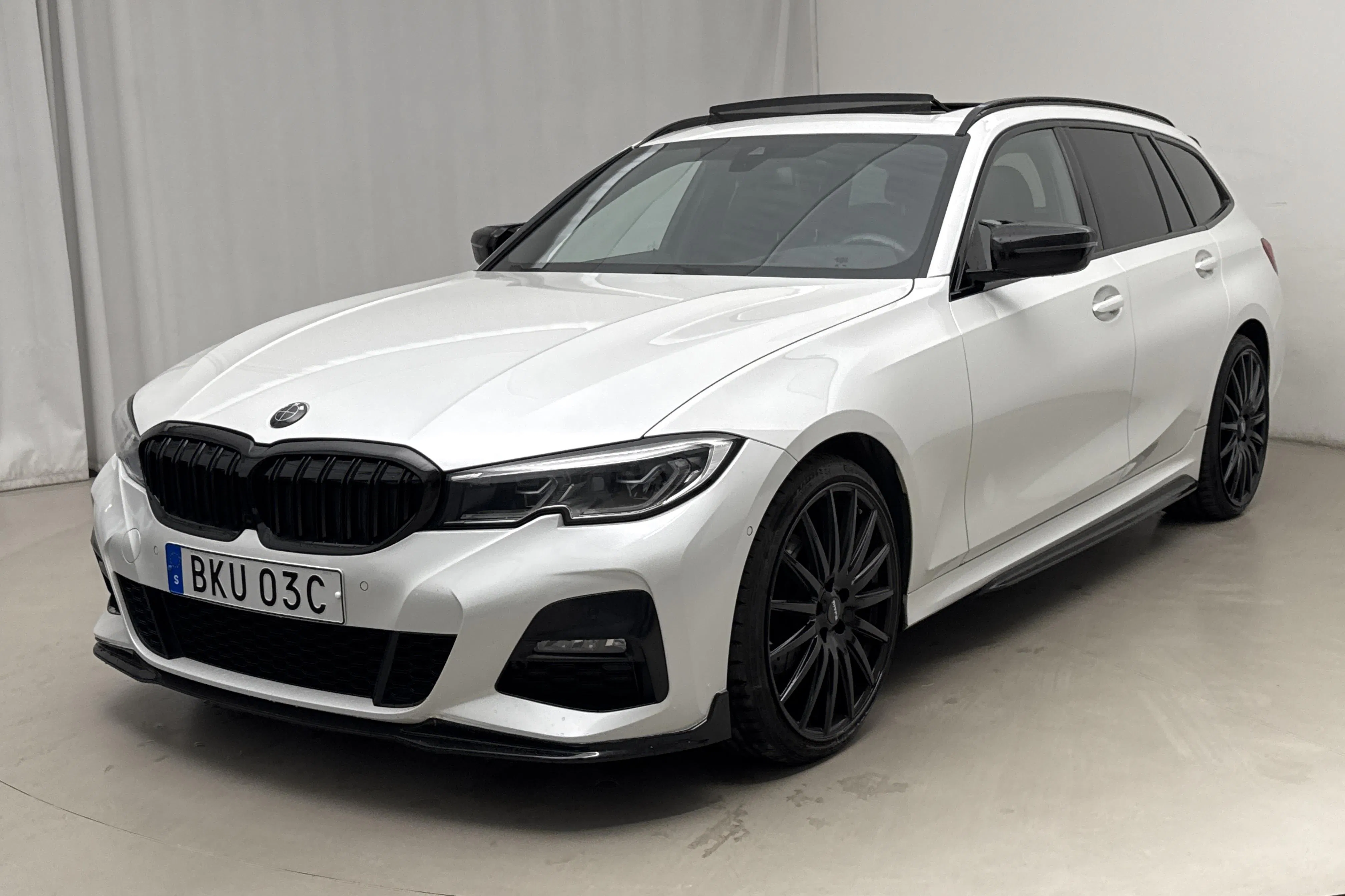Presentation photo 1 of 27: BMW 320d xDrive Touring, G21 (190hk) - 140 600 km - Automatic - white - 2020