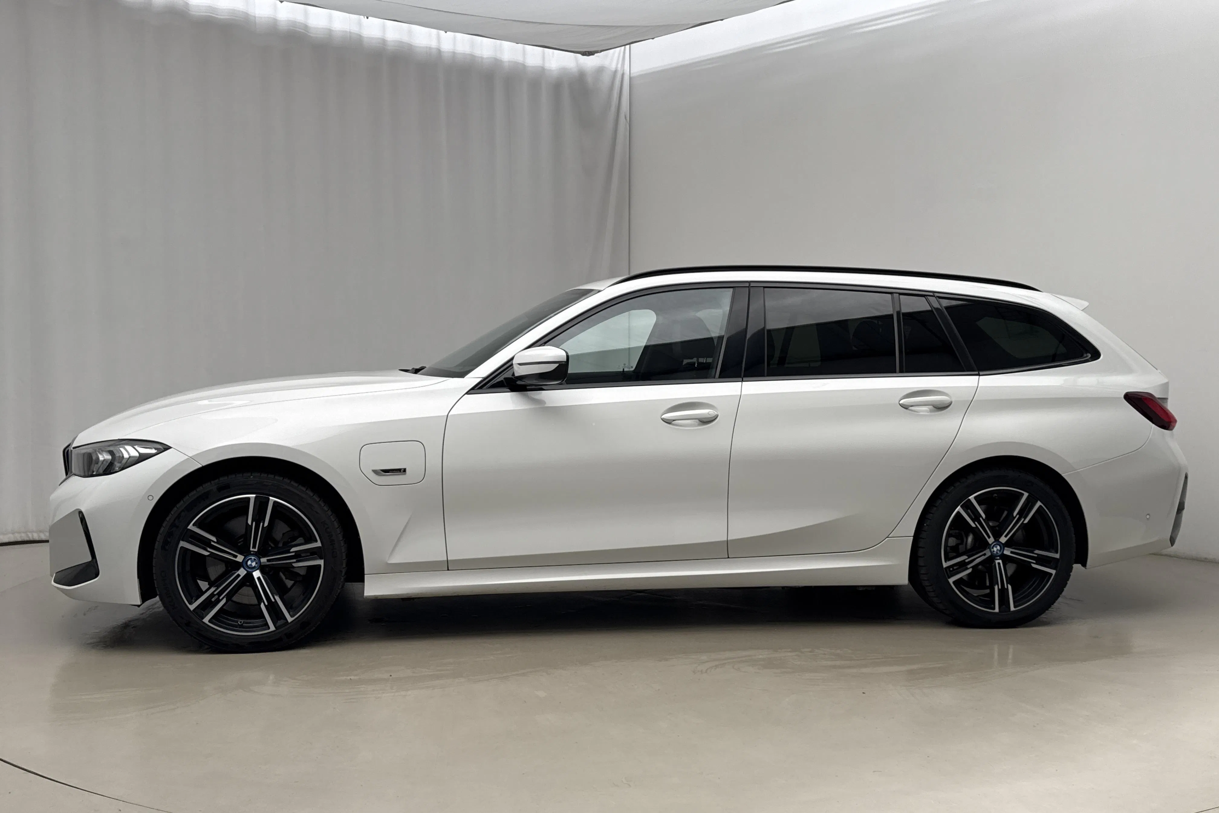 Presentation photo 2 of 22: BMW 330e xDrive Touring LCI, G21 (292hk) - 72 250 km - Automatic - white - 2023