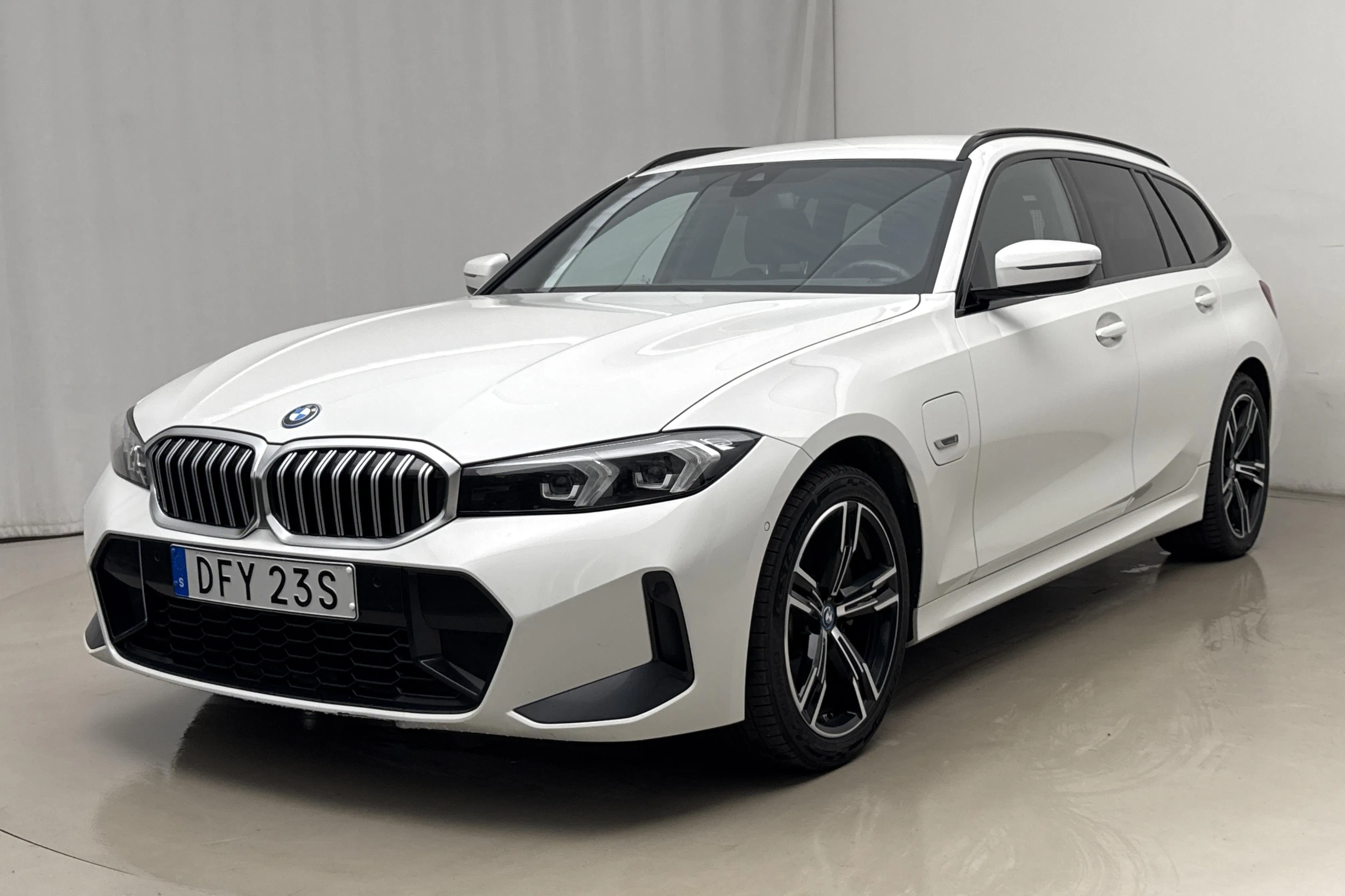 Presentation photo 1 of 22: BMW 330e xDrive Touring LCI, G21 (292hk) - 72 250 km - Automatic - white - 2023