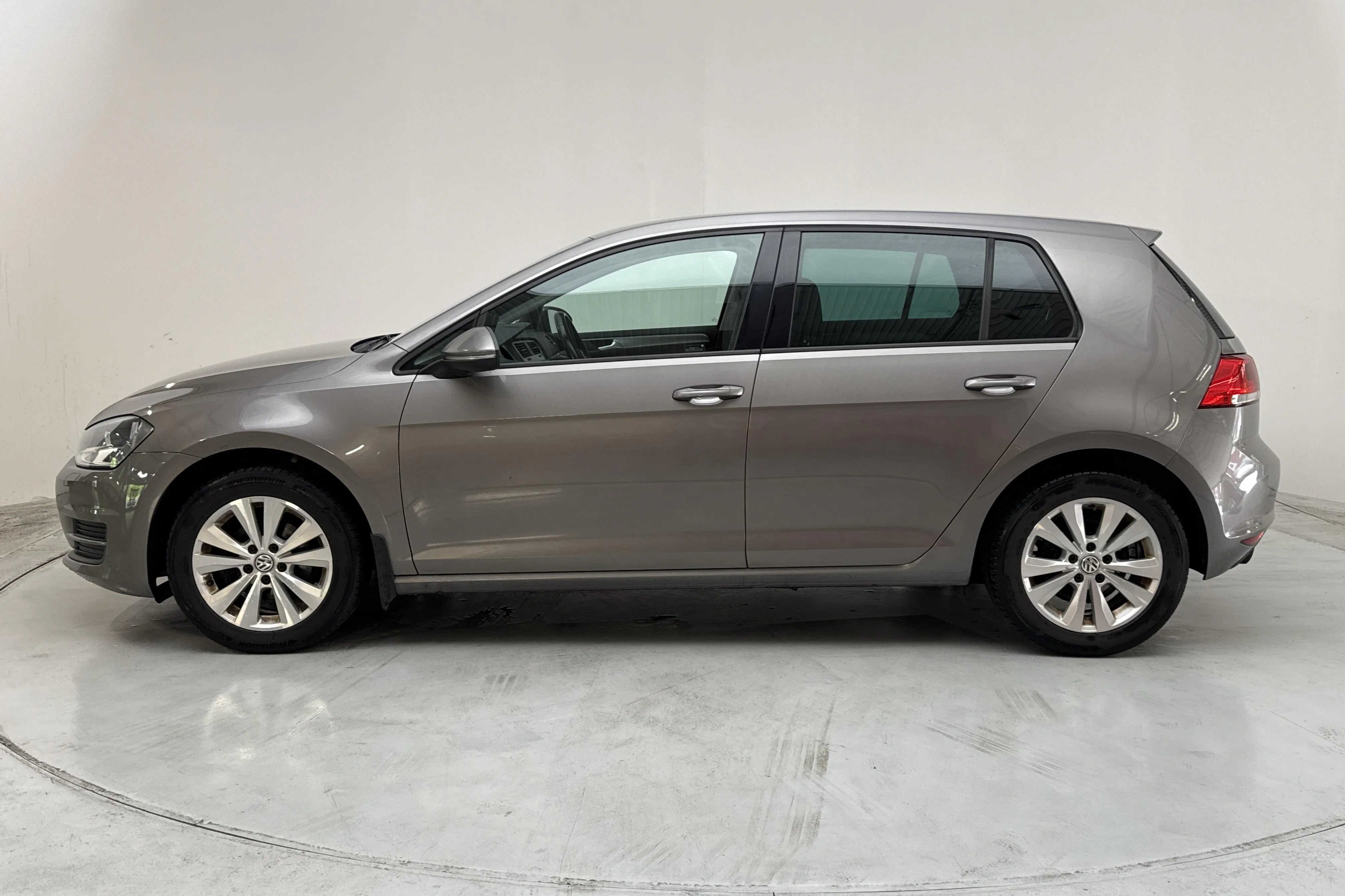 Presentation photo 2 of 12: VW Golf VII 1.2 TSI 5dr (110hk) - 266 570 km - Manual - gray - 2016
