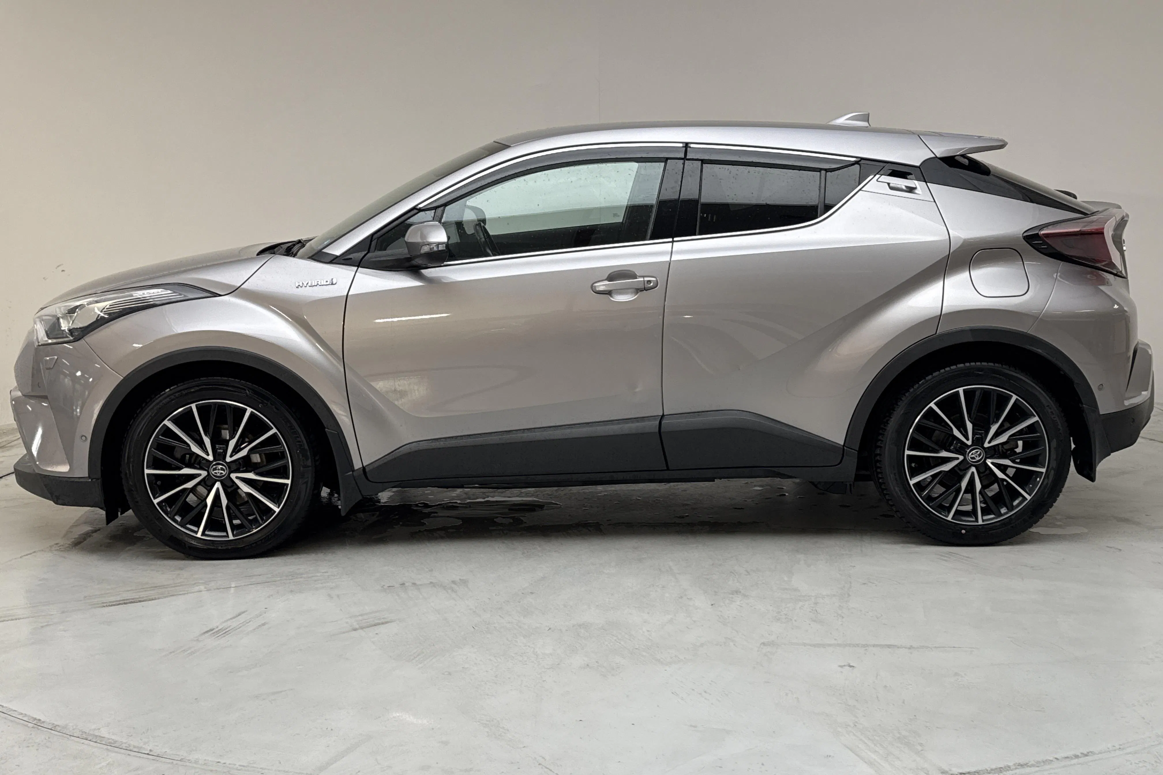Presentationsfoto 2 av 14: Toyota C-HR 1.8 HSD (122hk) - 8 814 mil - Automat - Mörkgrå - 2017