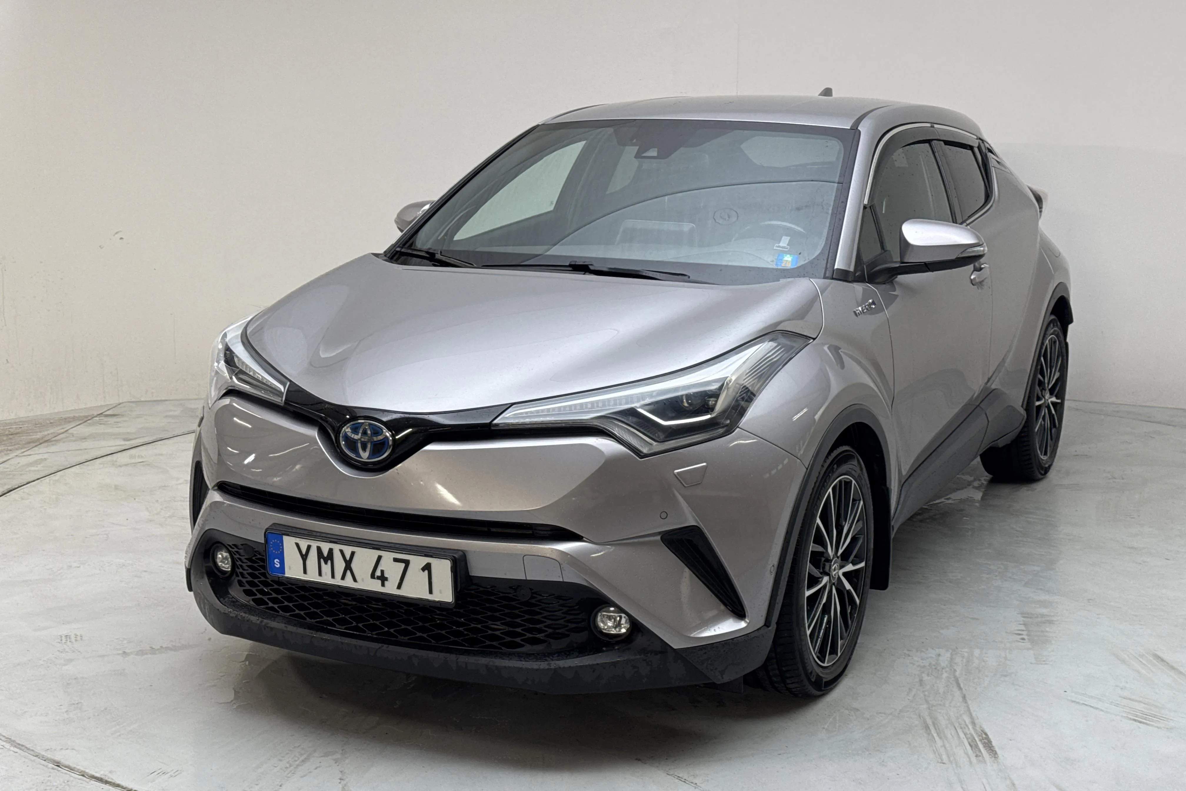 Presentationsfoto 1 av 14: Toyota C-HR 1.8 HSD (122hk) - 8 814 mil - Automat - Mörkgrå - 2017
