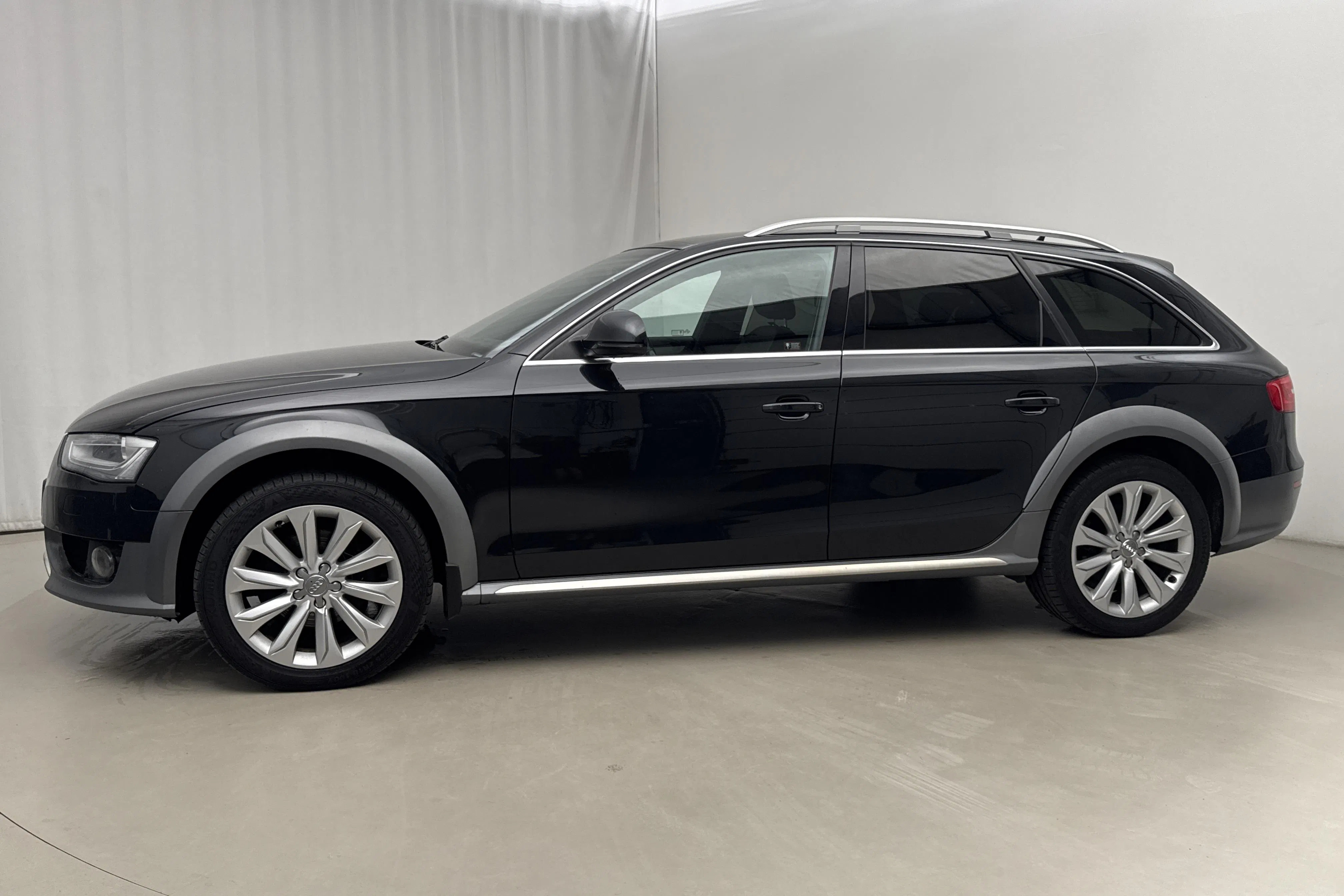 Presentation photo 2 of 16: Audi A4 Allroad 2.0 TDI Avant quattro (177hk) - 201 760 km - Automatic - black - 2013