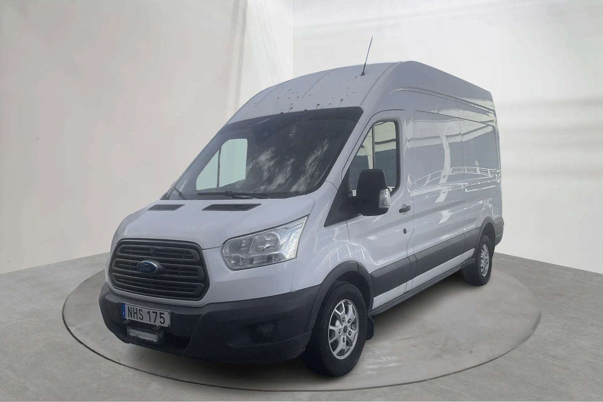 Presentation photo 1 of 16: Ford Transit 350 2.2 TDCi Skåp AWD (125hk) - 230 900 km - Manual - white - 2016