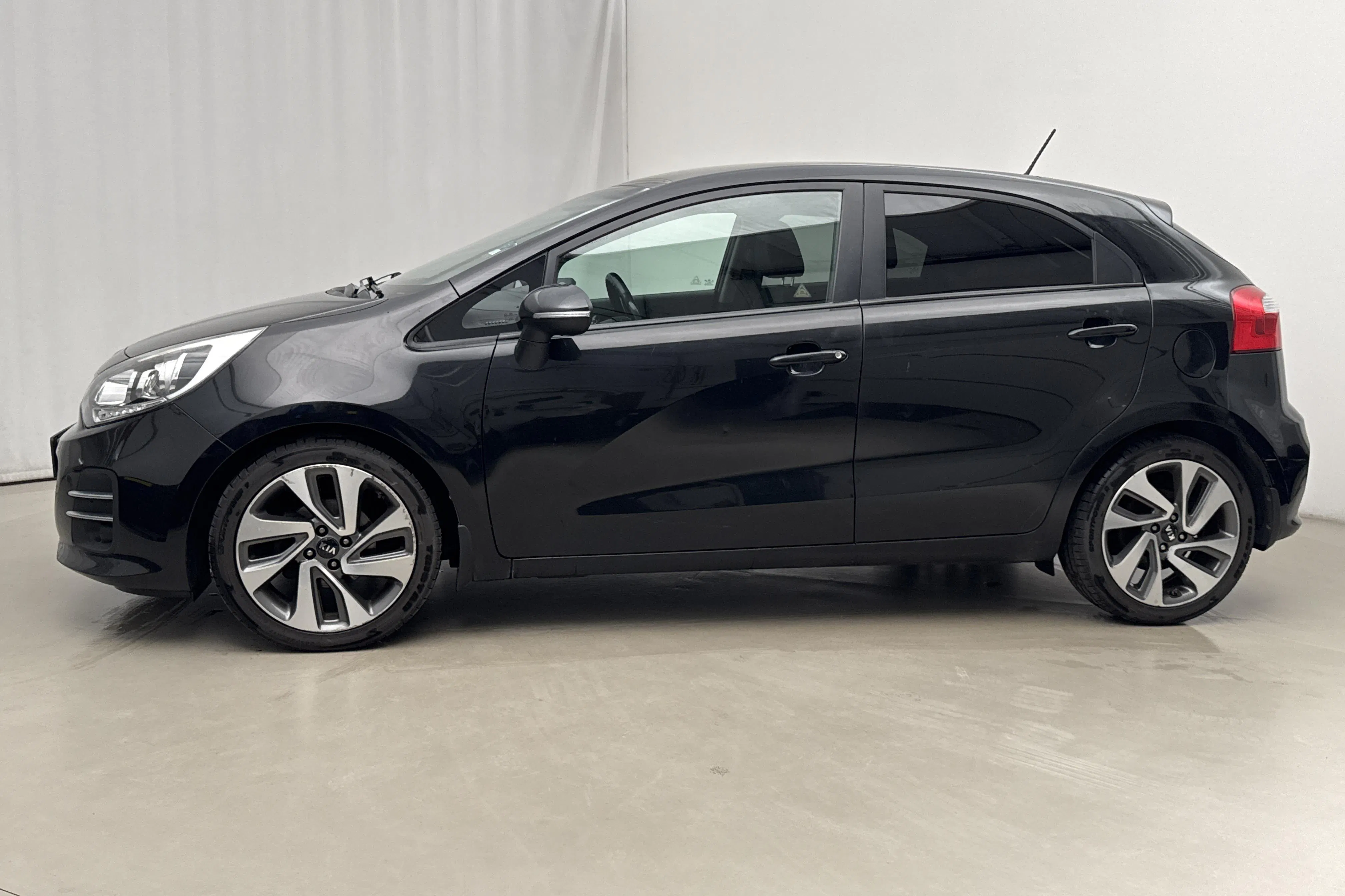 Presentation photo 2 of 16: KIA Rio 1.2 (85hk) - 120 770 km - Manual - black - 2015