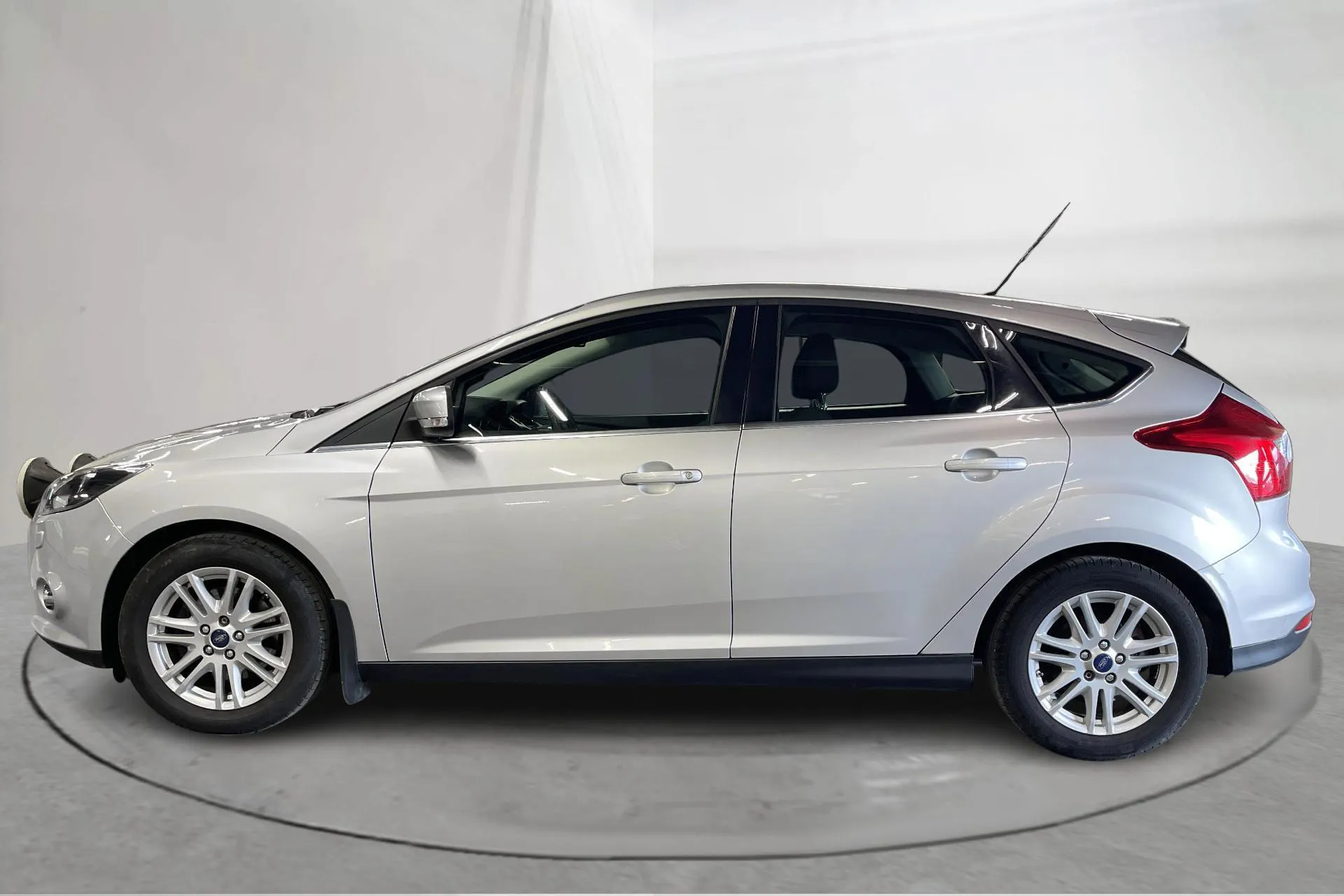 Presentation photo 2 of 17: Ford Focus 1.6 Flexifuel 5dr (150hk) - 142 350 km - Manual - gray - 2014