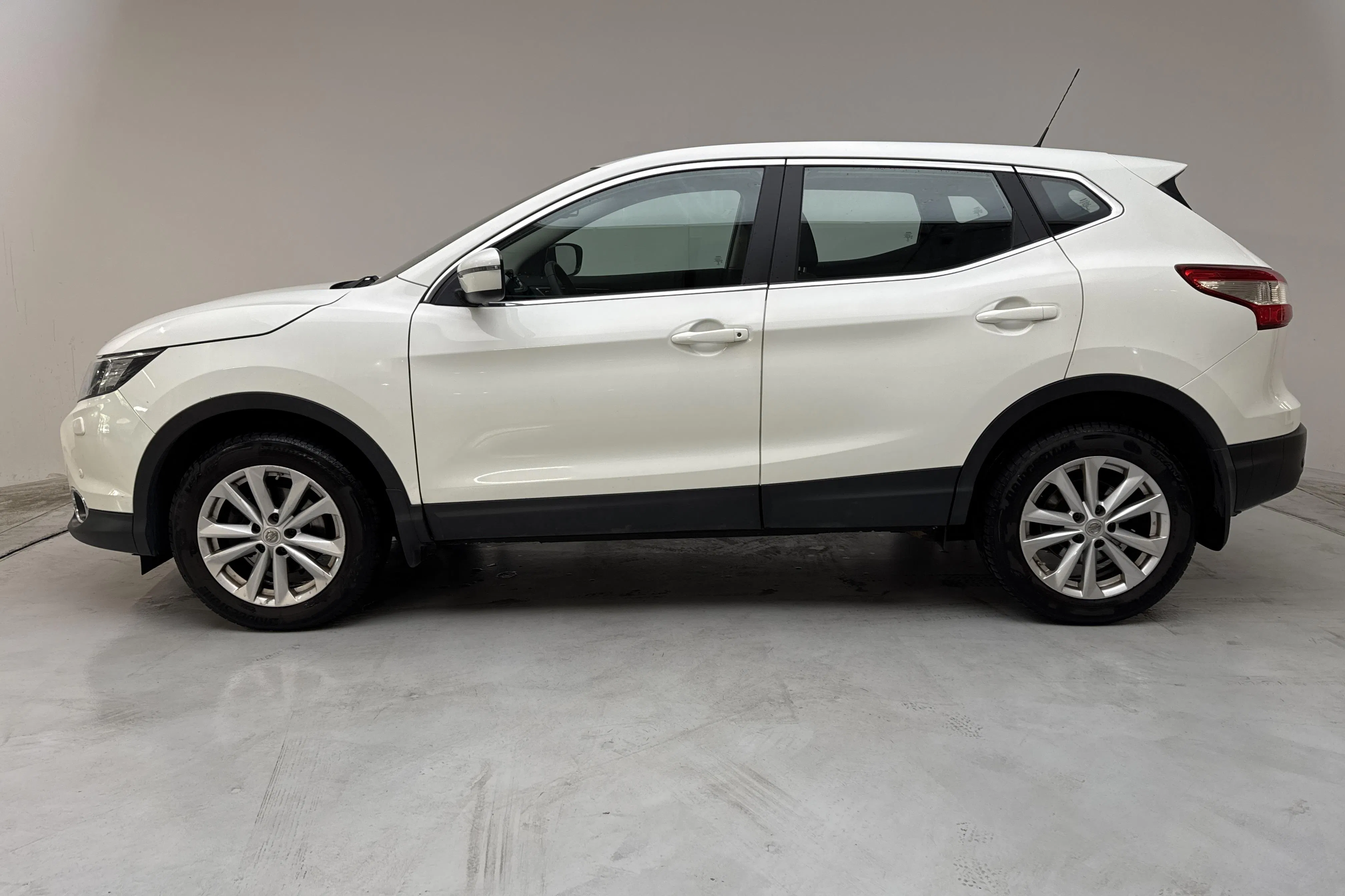 Presentationsfoto 2 av 15: Nissan Qashqai 1.2 (115hk) - 14 987 mil - Automat - vit - 2016