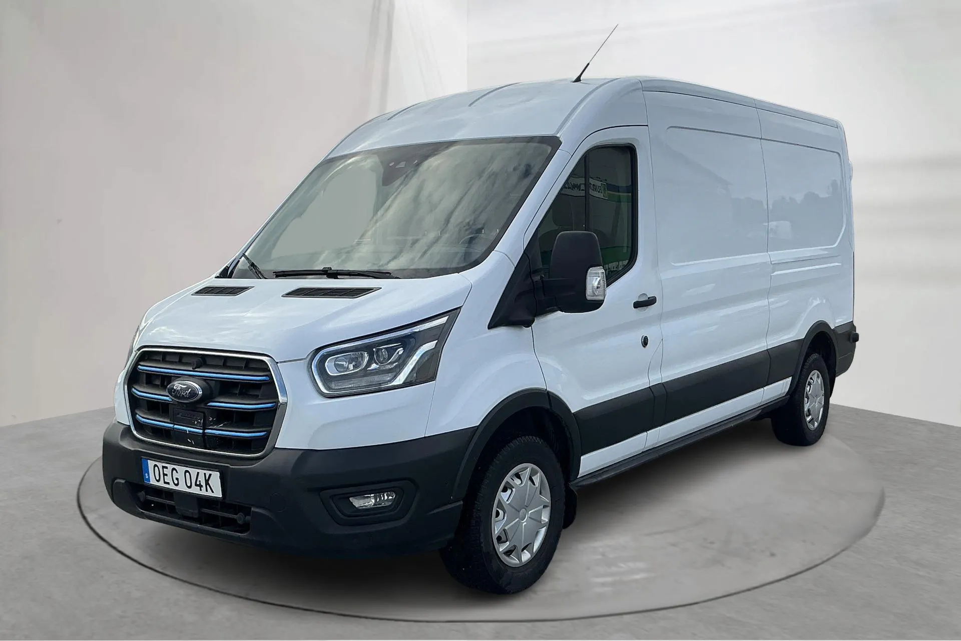 Presentationsfoto 2 av 62: Ford e-Transit 350 RWD 68kWh Skåp (184hk) - 8 534 mil - Automat - vit - 2022