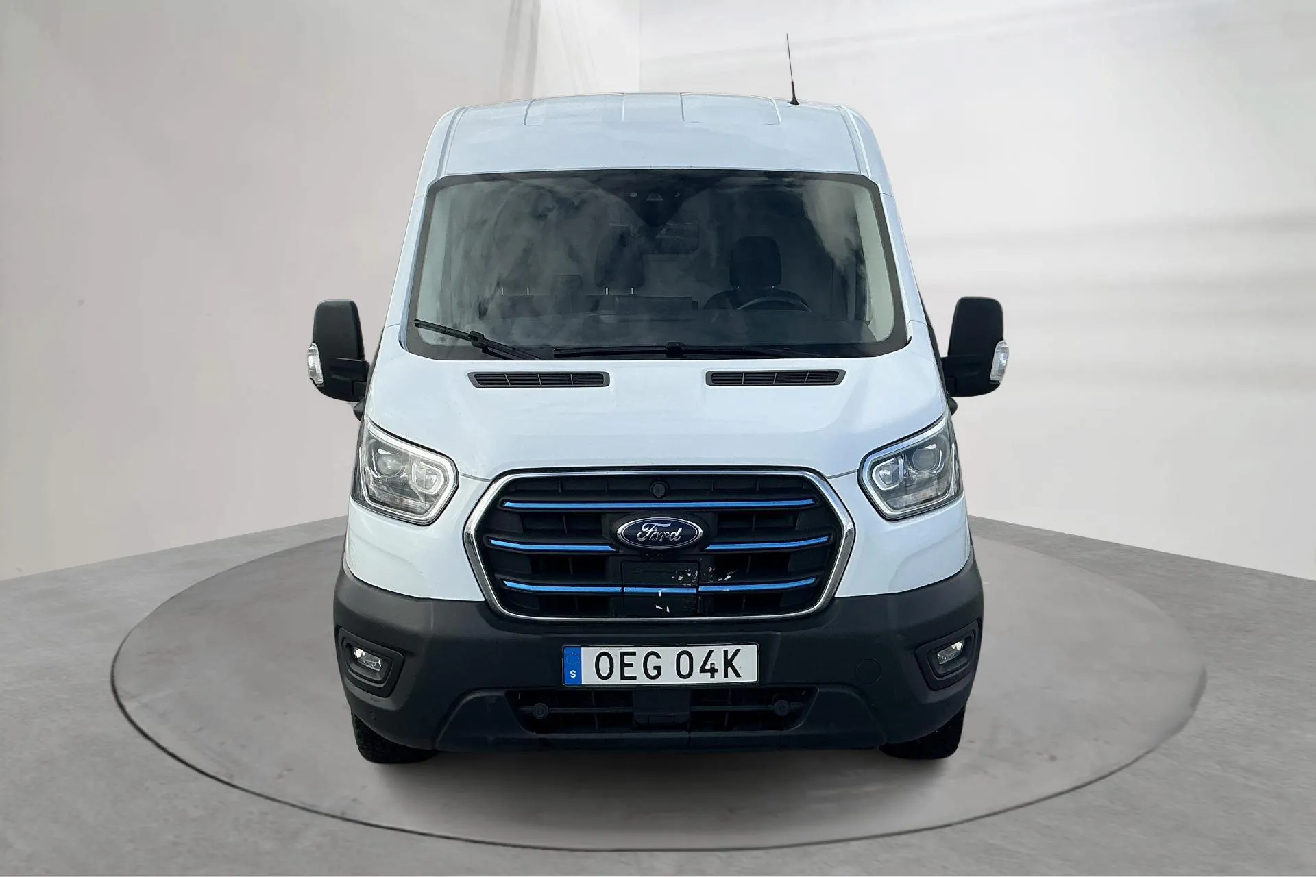 Presentationsfoto 1 av 62: Ford e-Transit 350 RWD 68kWh Skåp (184hk) - 8 534 mil - Automat - vit - 2022