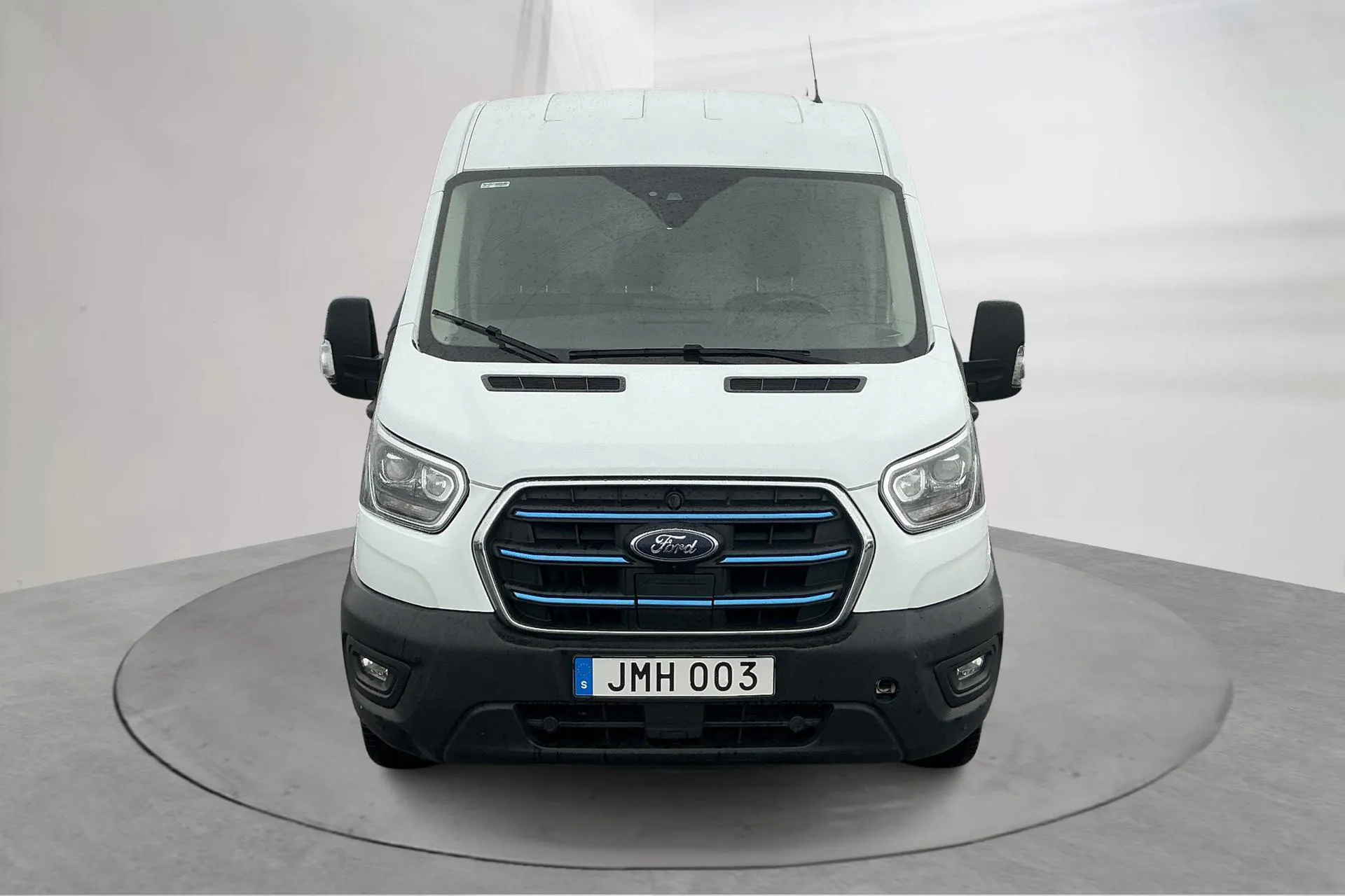 Presentationsfoto 1 av 59: Ford e-Transit 350 RWD 68kWh Skåp (184hk) - 9 225 mil - Automat - vit - 2022