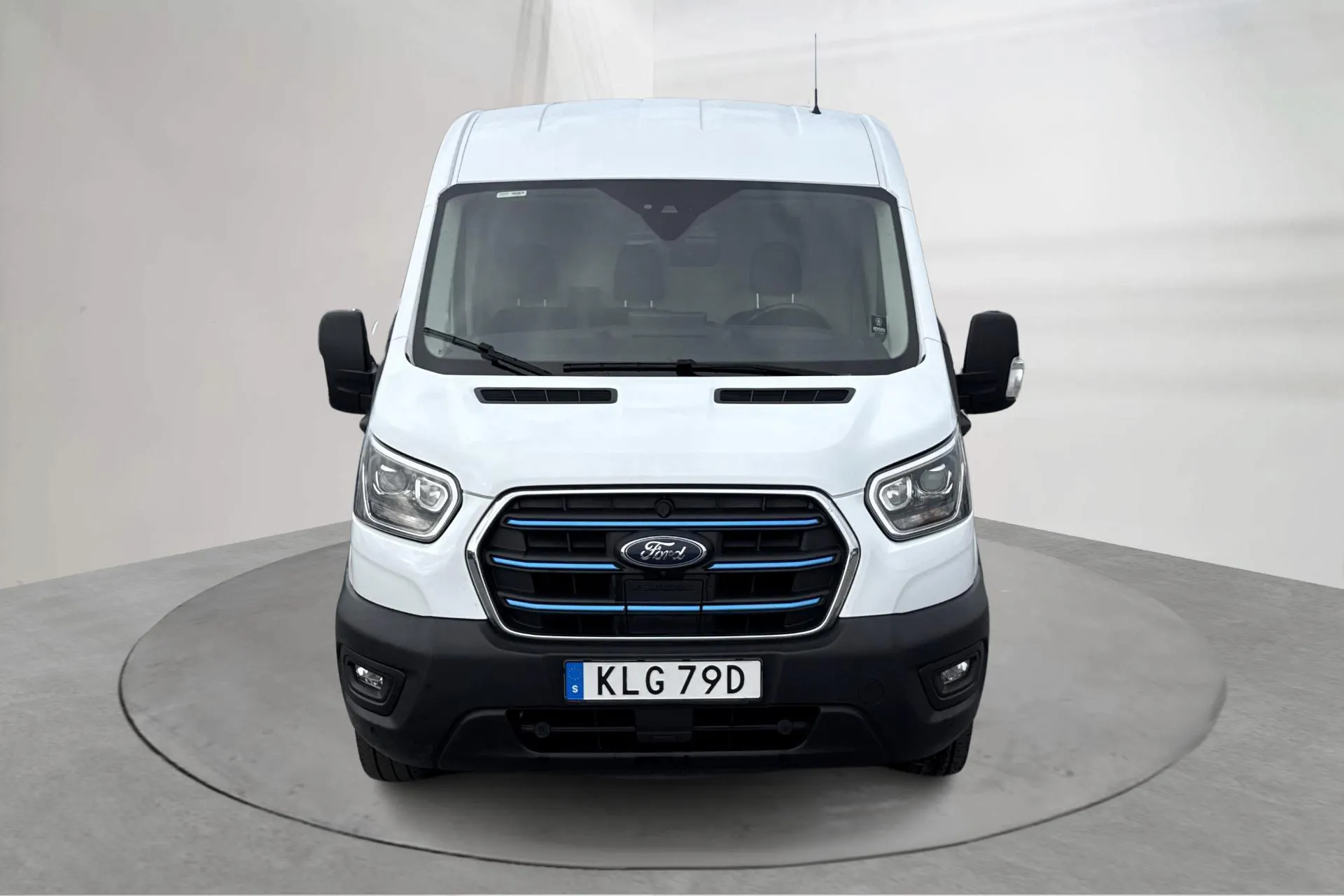 Presentationsfoto 1 av 16: Ford e-Transit 350 RWD 68kWh Skåp (184hk) - 10 704 mil - Automat - vit - 2022