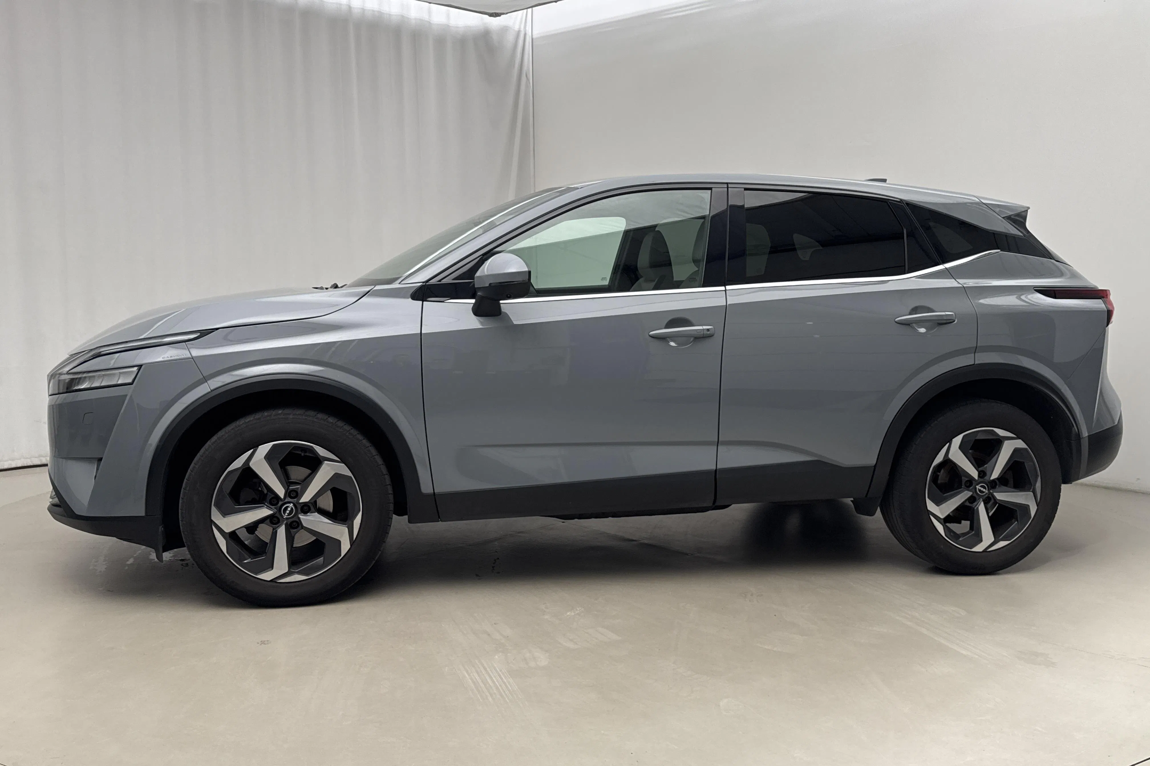 Presentation photo 2 of 19: Nissan Qashqai 1.3 MHEV (158hk) - 74 650 km - Automatic - light grey - 2023