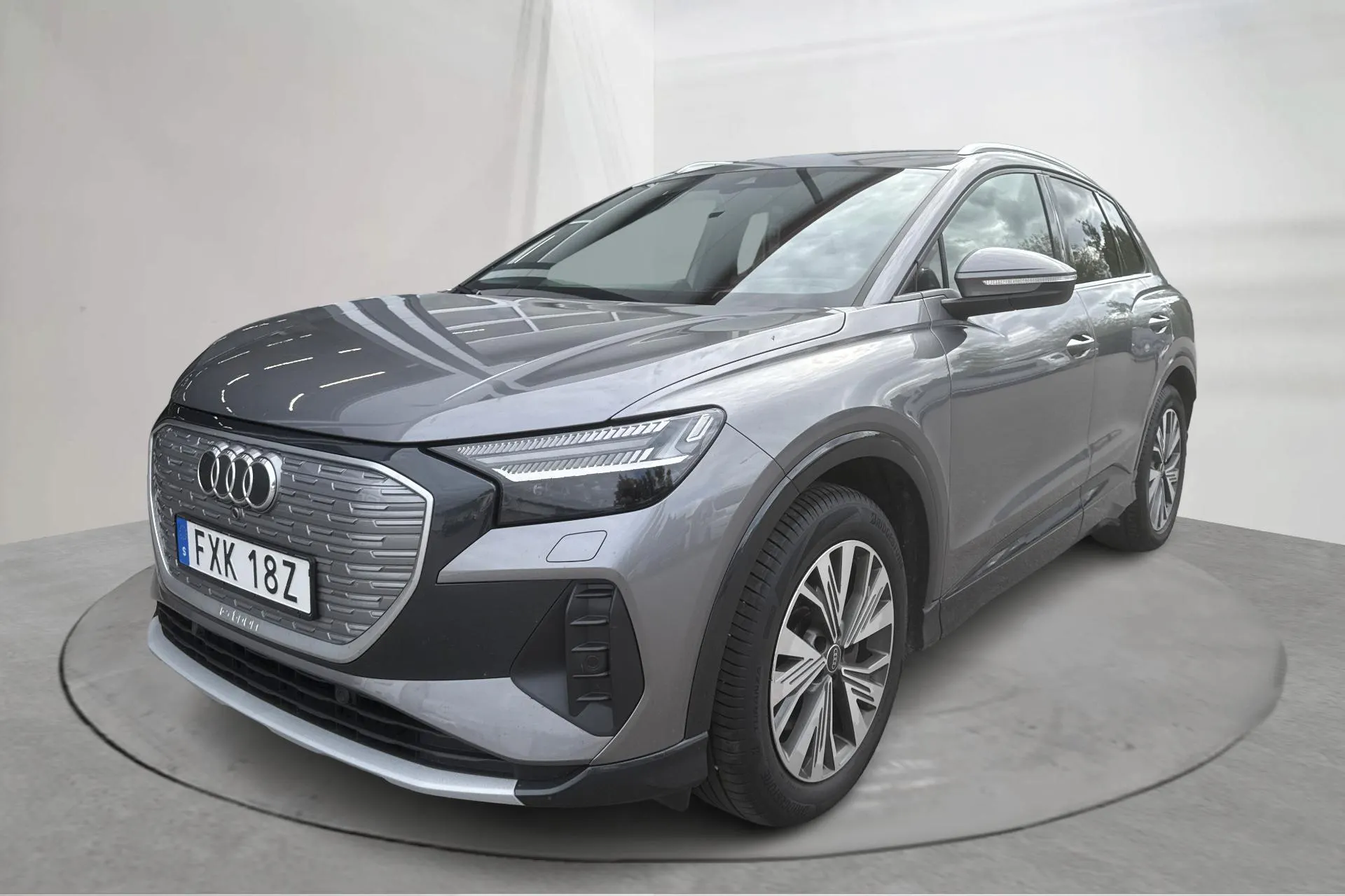 Presentationsfoto 1 av 16: Audi Q4 50 e-tron quattro 77kWh (299hk) - 11 425 mil - Automat - grå - 2024