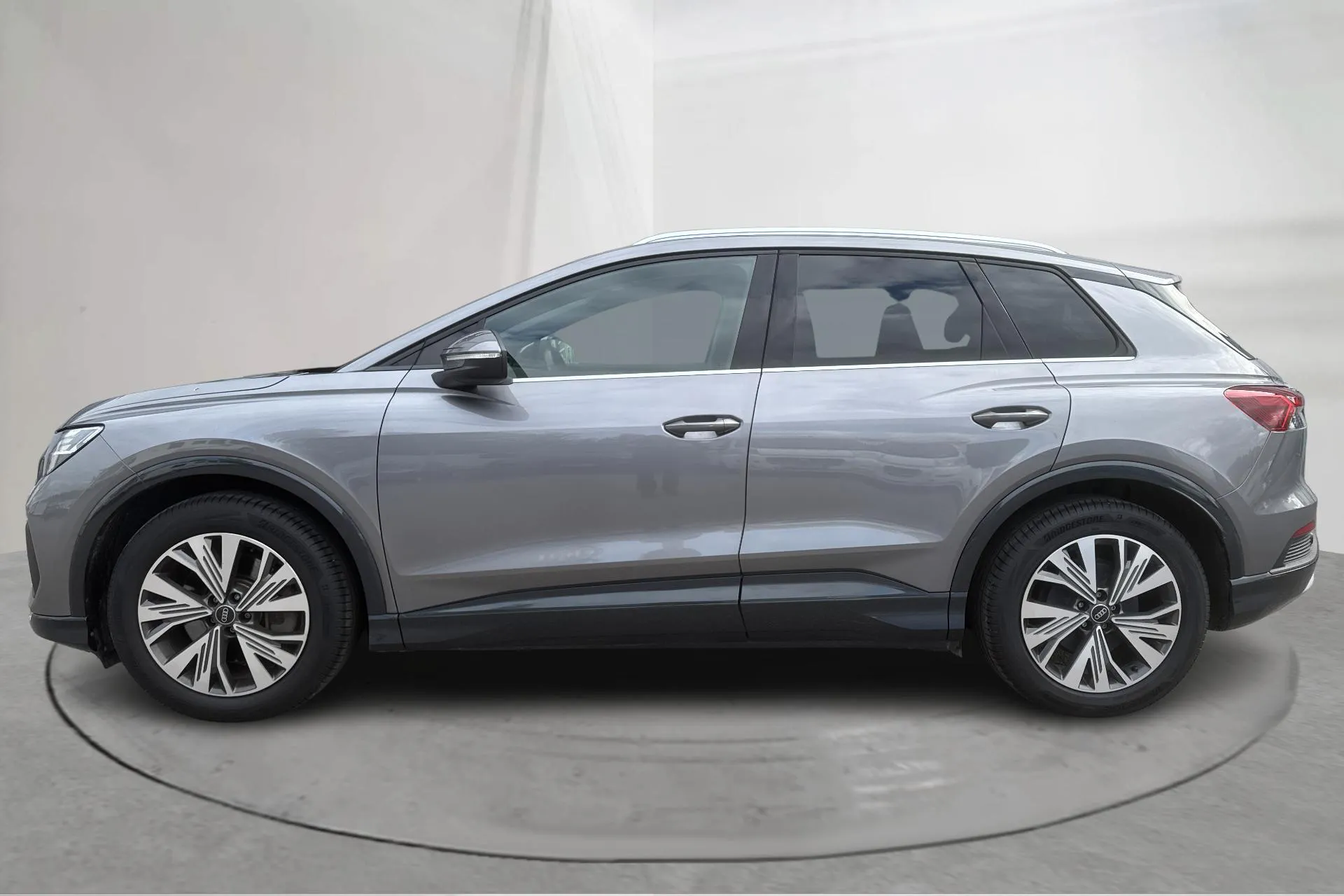 Presentationsfoto 2 av 16: Audi Q4 50 e-tron quattro 77kWh (299hk) - 11 425 mil - Automat - grå - 2024