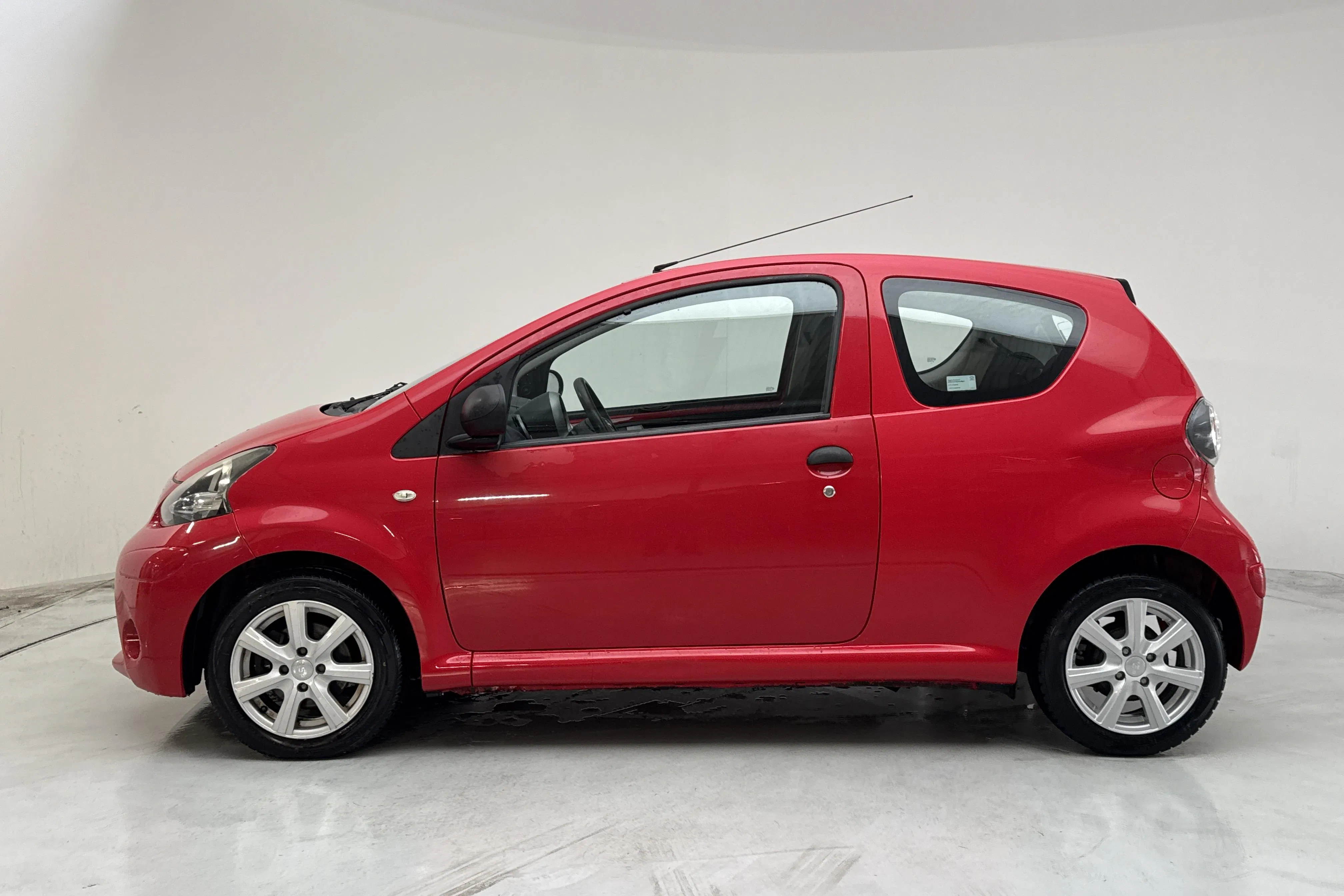 Presentation photo 2 of 11: Toyota Aygo 1.0 VVT-i 3dr (68hk) - 50 290 km - Manual - red - 2013
