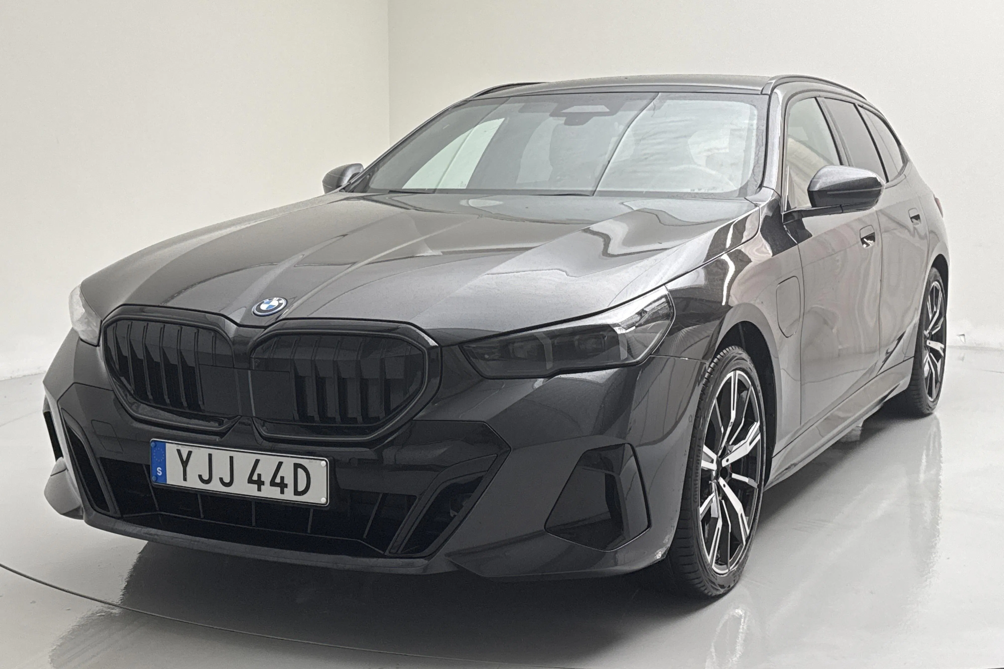 Presentation photo 1 of 21: BMW 550e xDrive Touring, G61 (490hk) - 30 940 km - Automatic - gray - 2026