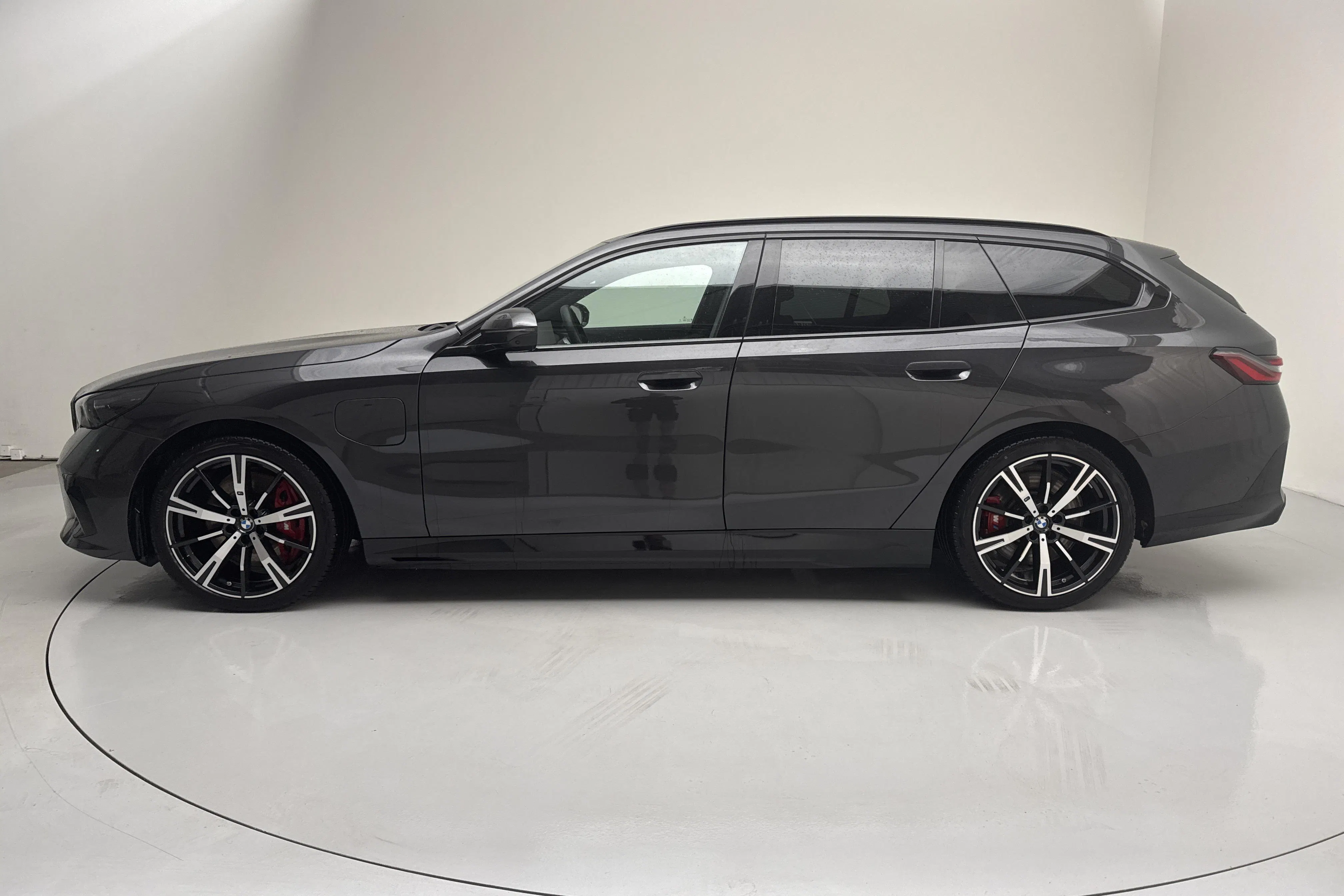 Presentation photo 2 of 21: BMW 550e xDrive Touring, G61 (490hk) - 30 940 km - Automatic - gray - 2026